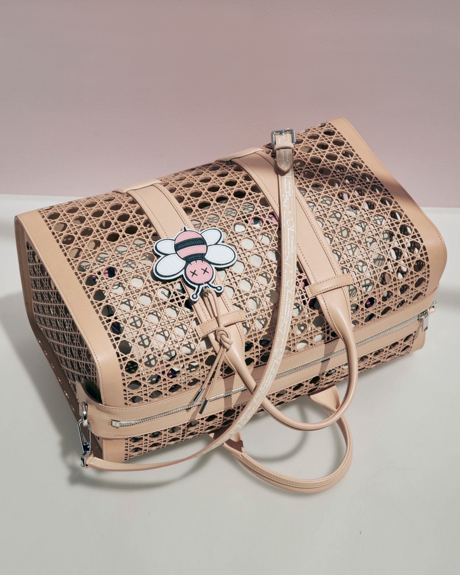 Dior Présente Ses Sacs Pour Hommes En Cannage Perforé Largement Remarqués À La Fashion Week De Paris