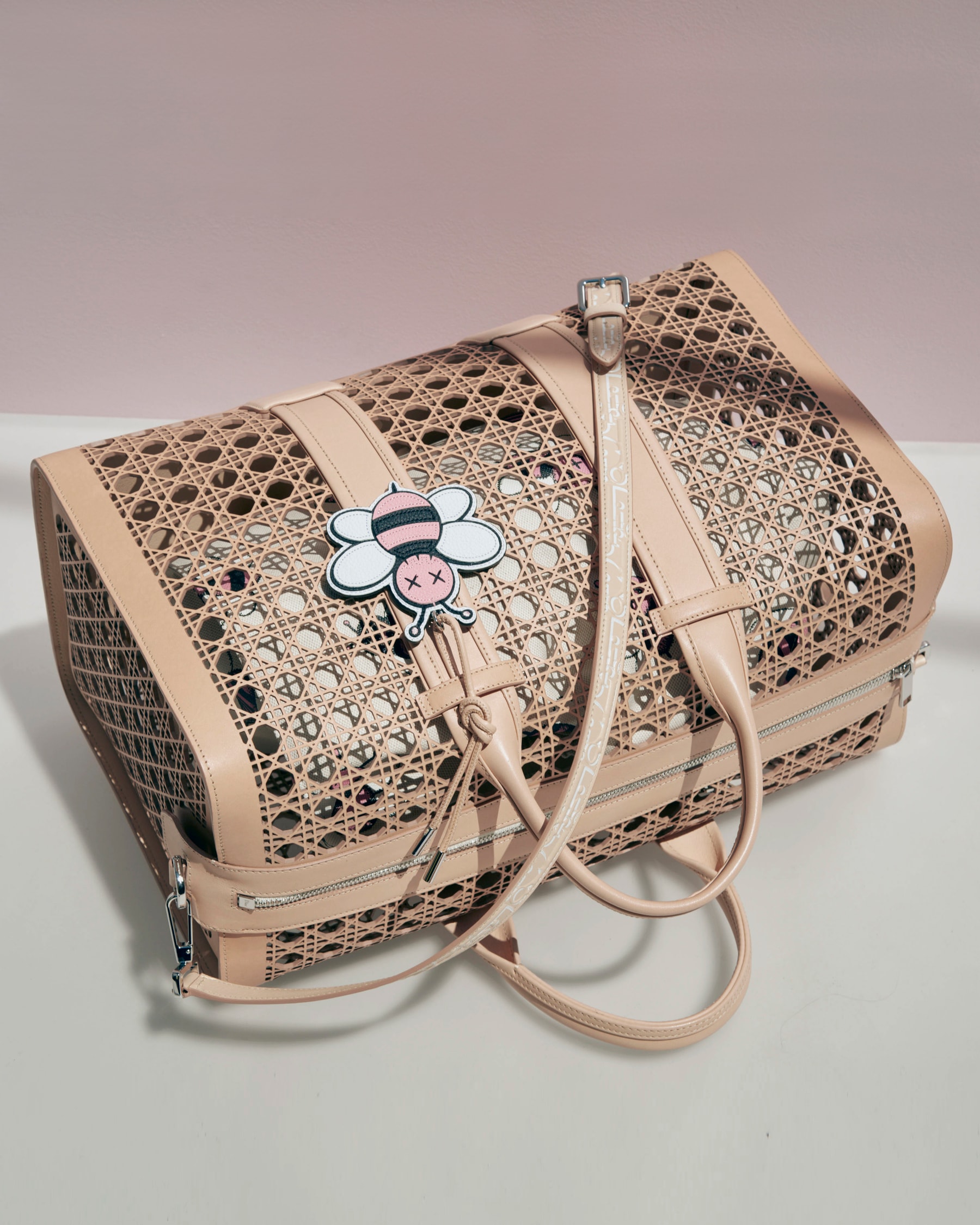 Dior Présente Ses Sacs Pour Hommes En Cannage Perforé Largement Remarqués À La Fashion Week De Paris