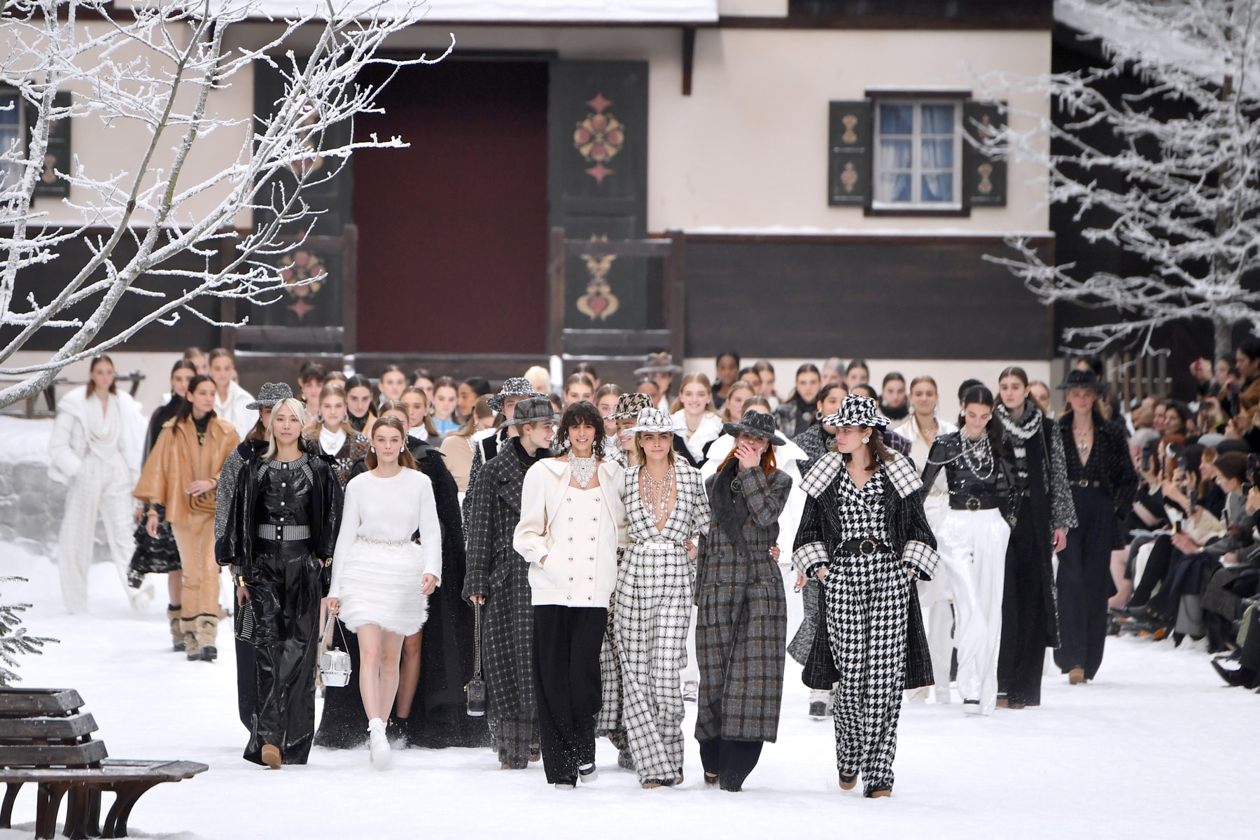 Chanel : Émouvant Hommage À Karl Lagerfeld Lord Du Défilé De La Fashion Week