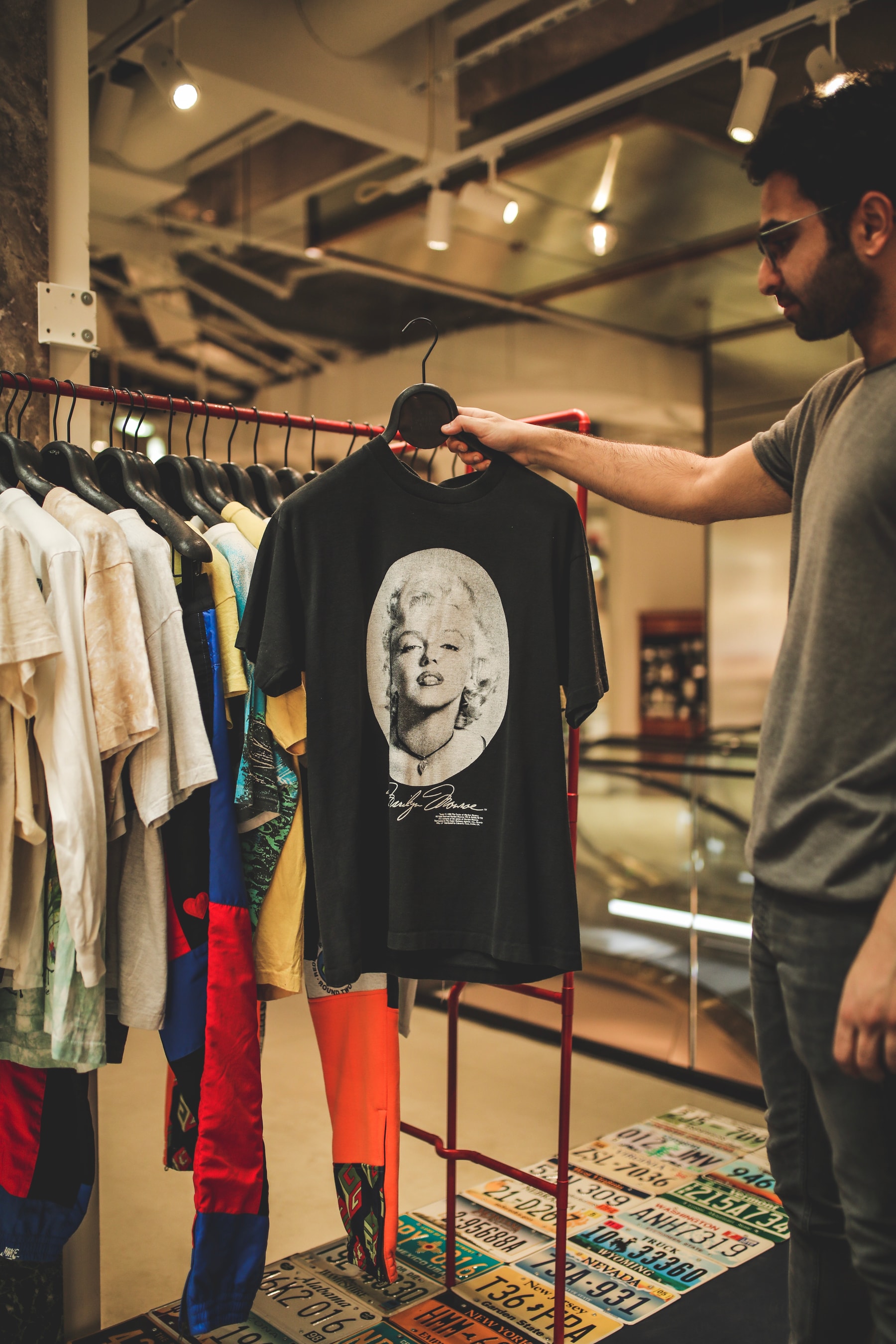 Nike, Supreme, Guess... Sean Wotherspoon et Darren Romanelli recyclent des pièces pour les Galeries Lafayette