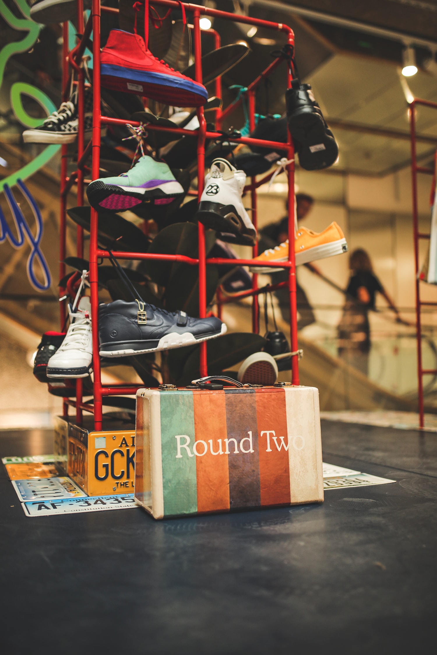 Nike, Supreme, Guess... Sean Wotherspoon et Darren Romanelli recyclent des pièces pour les Galeries Lafayette