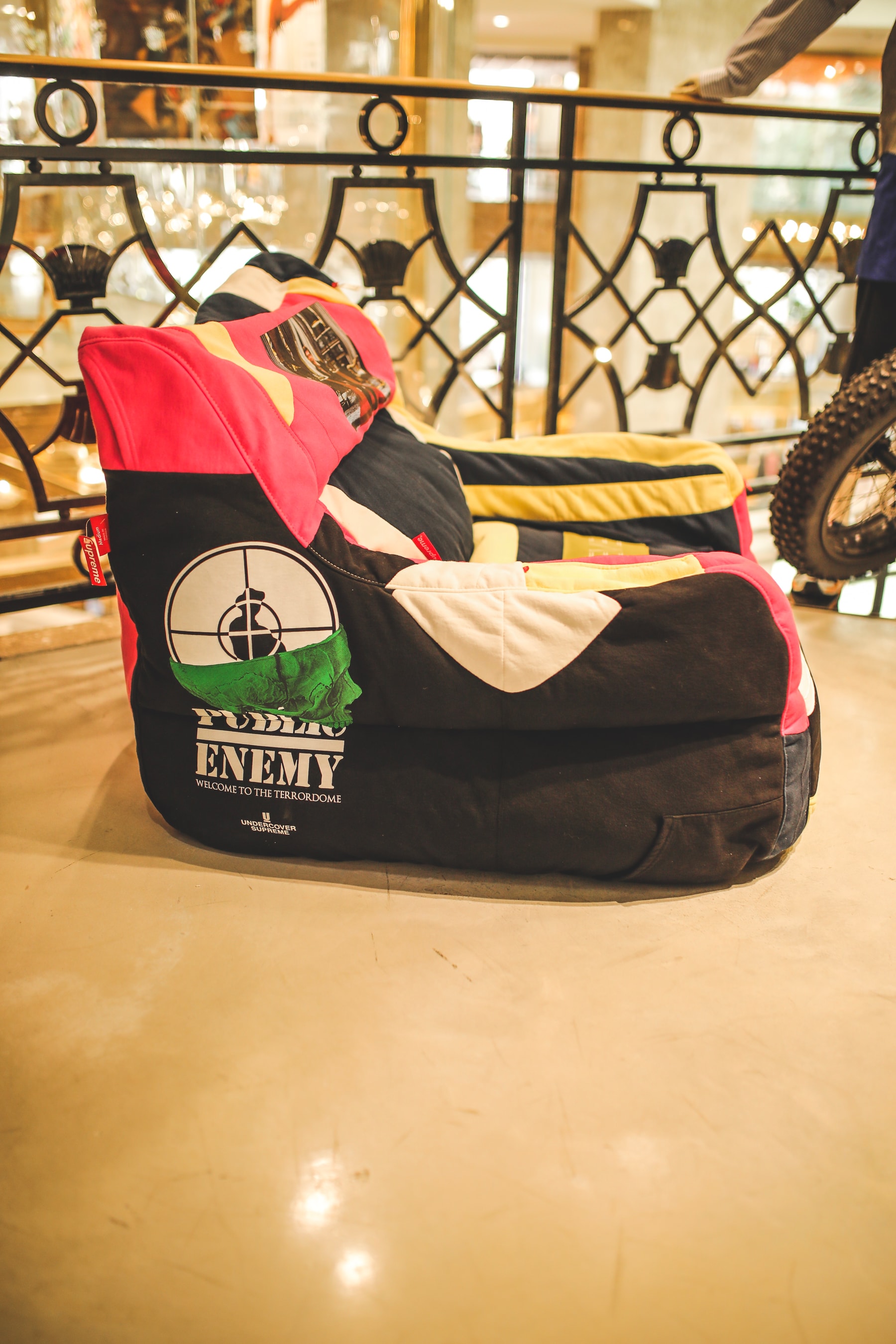 Nike, Supreme, Guess... Sean Wotherspoon et Darren Romanelli recyclent des pièces pour les Galeries Lafayette