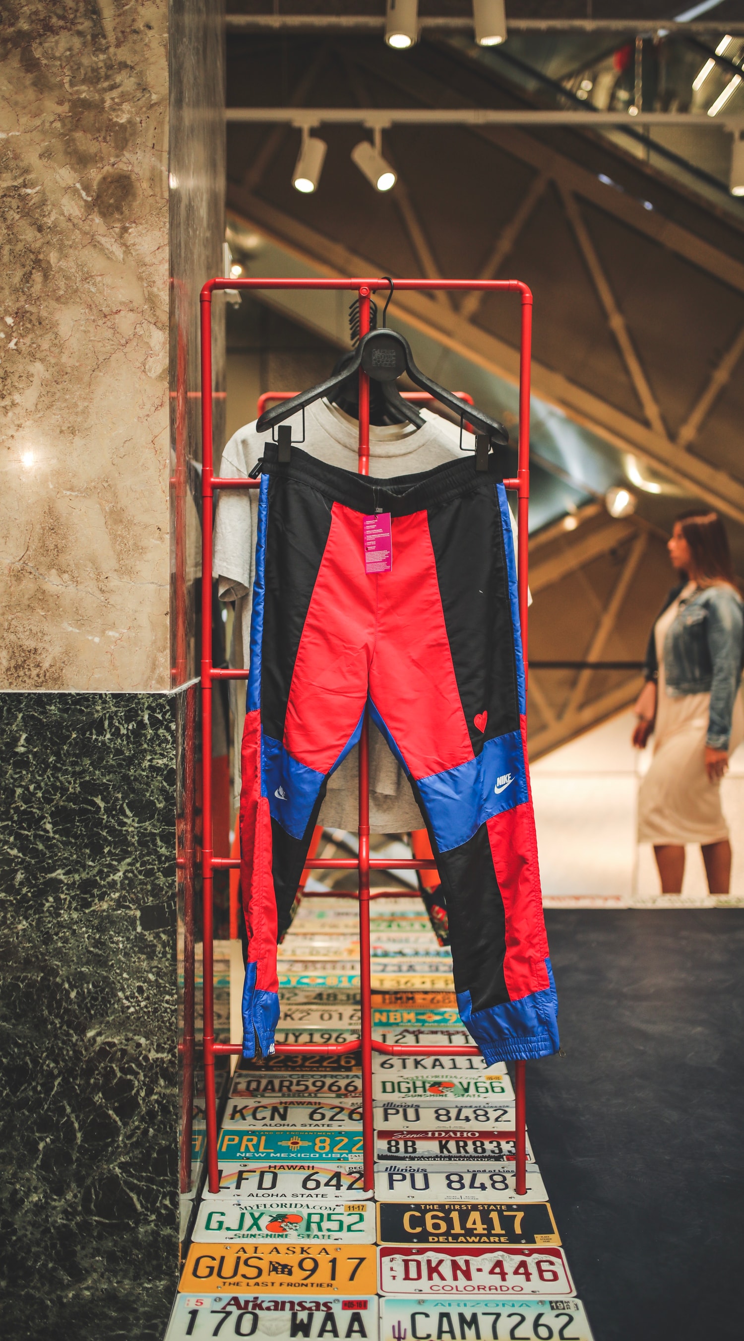 Nike, Supreme, Guess... Sean Wotherspoon et Darren Romanelli recyclent des pièces pour les Galeries Lafayette