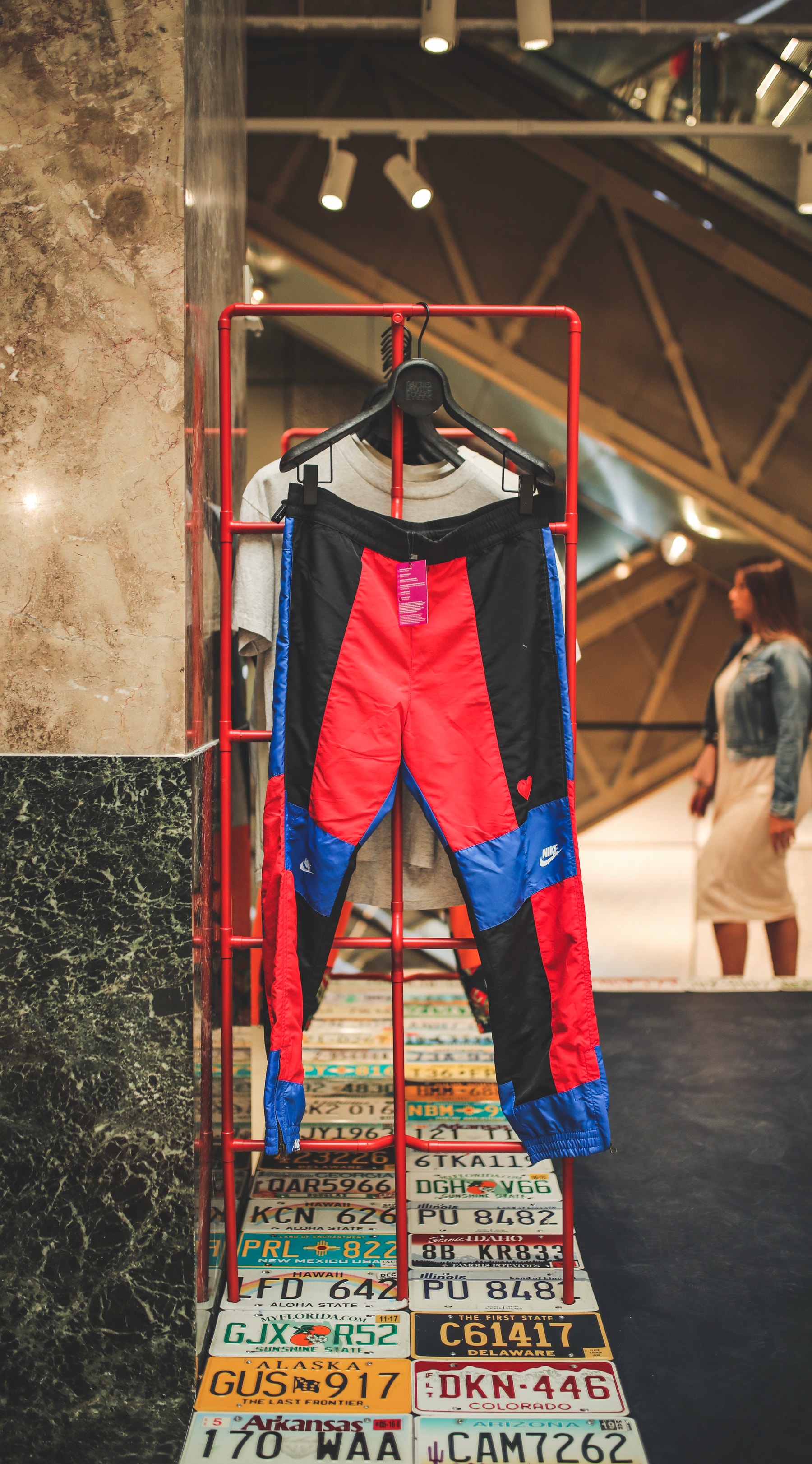Nike, Supreme, Guess... Sean Wotherspoon et Darren Romanelli recyclent des pièces pour les Galeries Lafayette