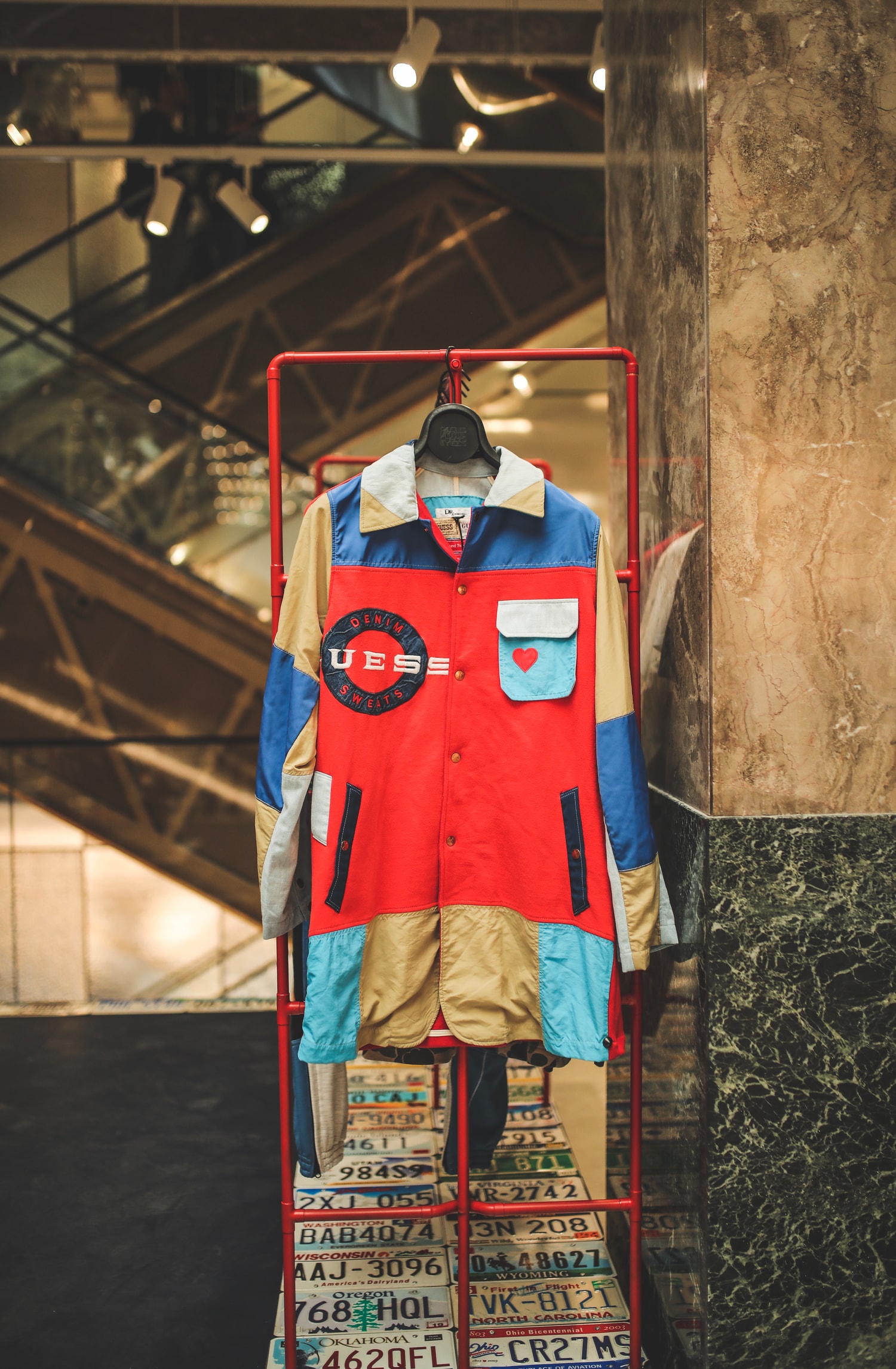 Nike, Supreme, Guess... Sean Wotherspoon et Darren Romanelli recyclent des pièces pour les Galeries Lafayette