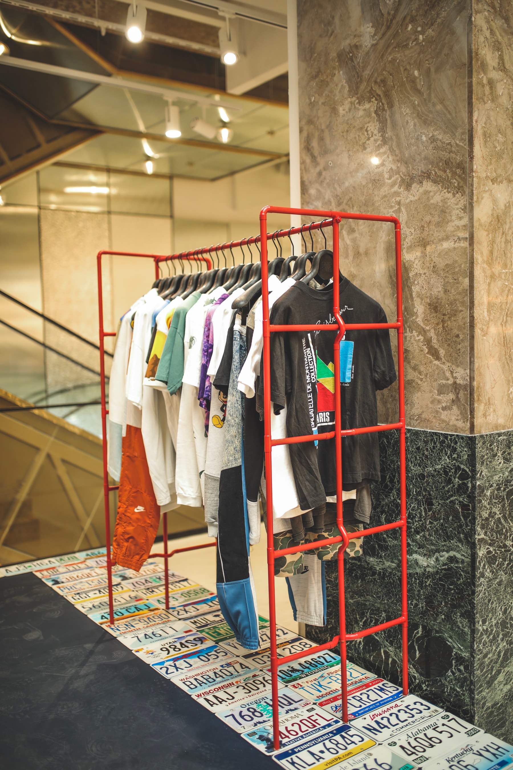 Nike, Supreme, Guess... Sean Wotherspoon et Darren Romanelli recyclent des pièces pour les Galeries Lafayette
