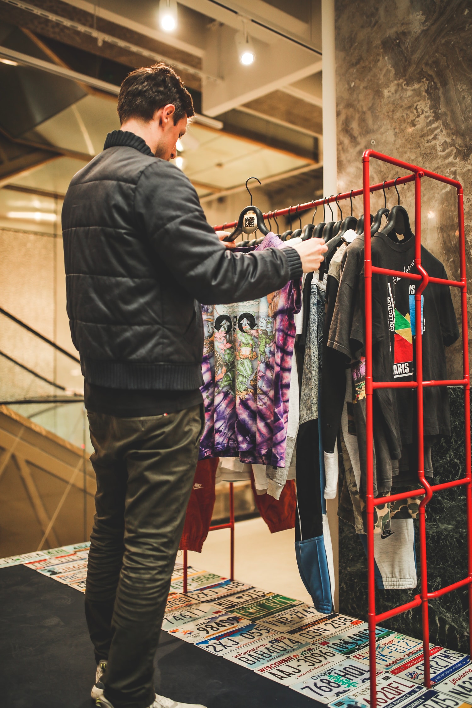 Nike, Supreme, Guess... Sean Wotherspoon et Darren Romanelli recyclent des pièces pour les Galeries Lafayette