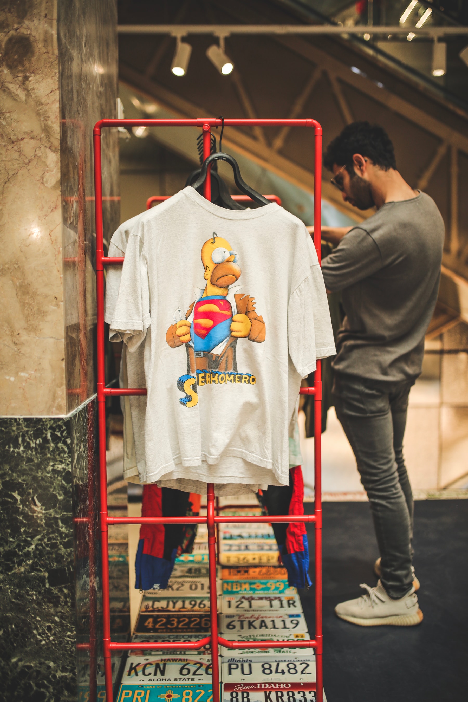 Nike, Supreme, Guess... Sean Wotherspoon et Darren Romanelli recyclent des pièces pour les Galeries Lafayette