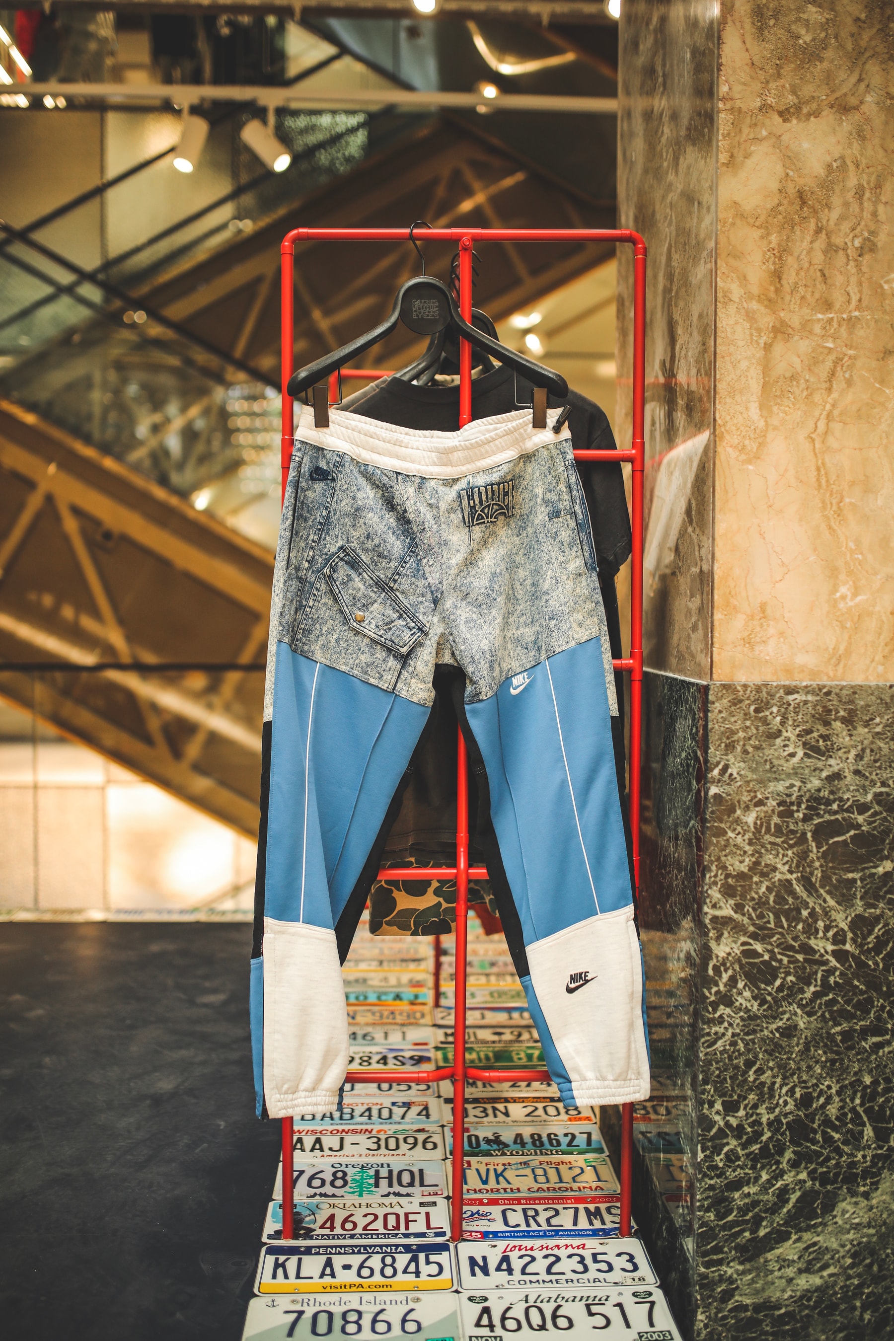Nike, Supreme, Guess... Sean Wotherspoon et Darren Romanelli recyclent des pièces pour les Galeries Lafayette