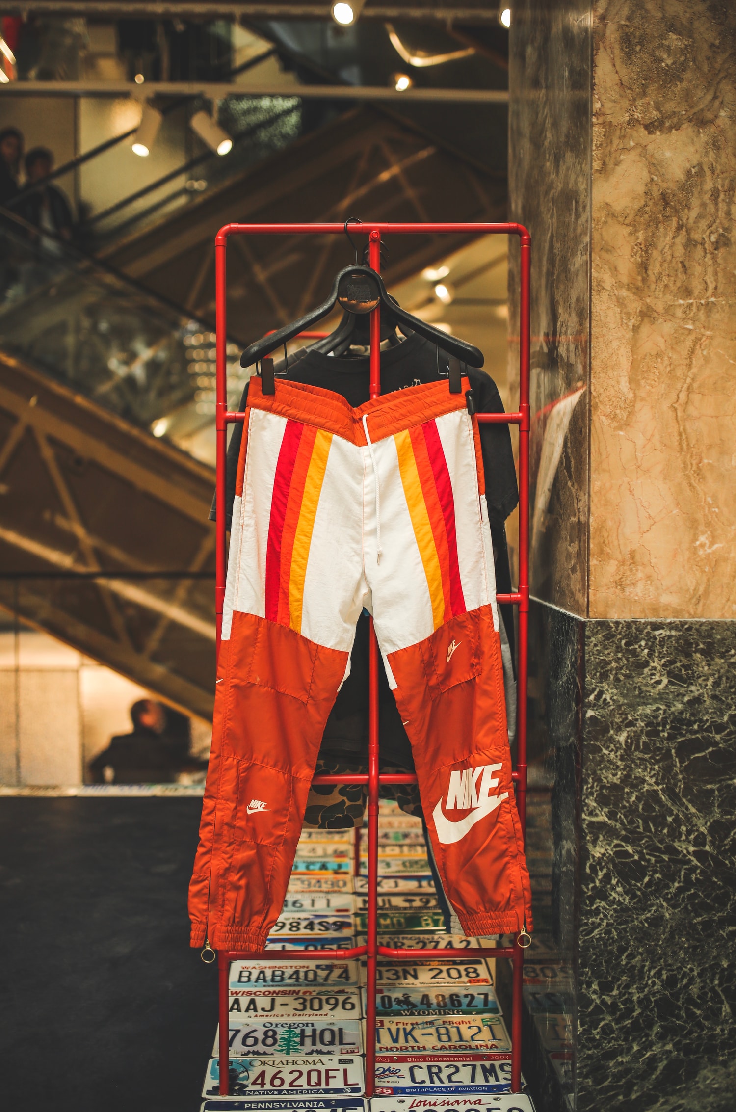 Nike, Supreme, Guess... Sean Wotherspoon et Darren Romanelli recyclent des pièces pour les Galeries Lafayette