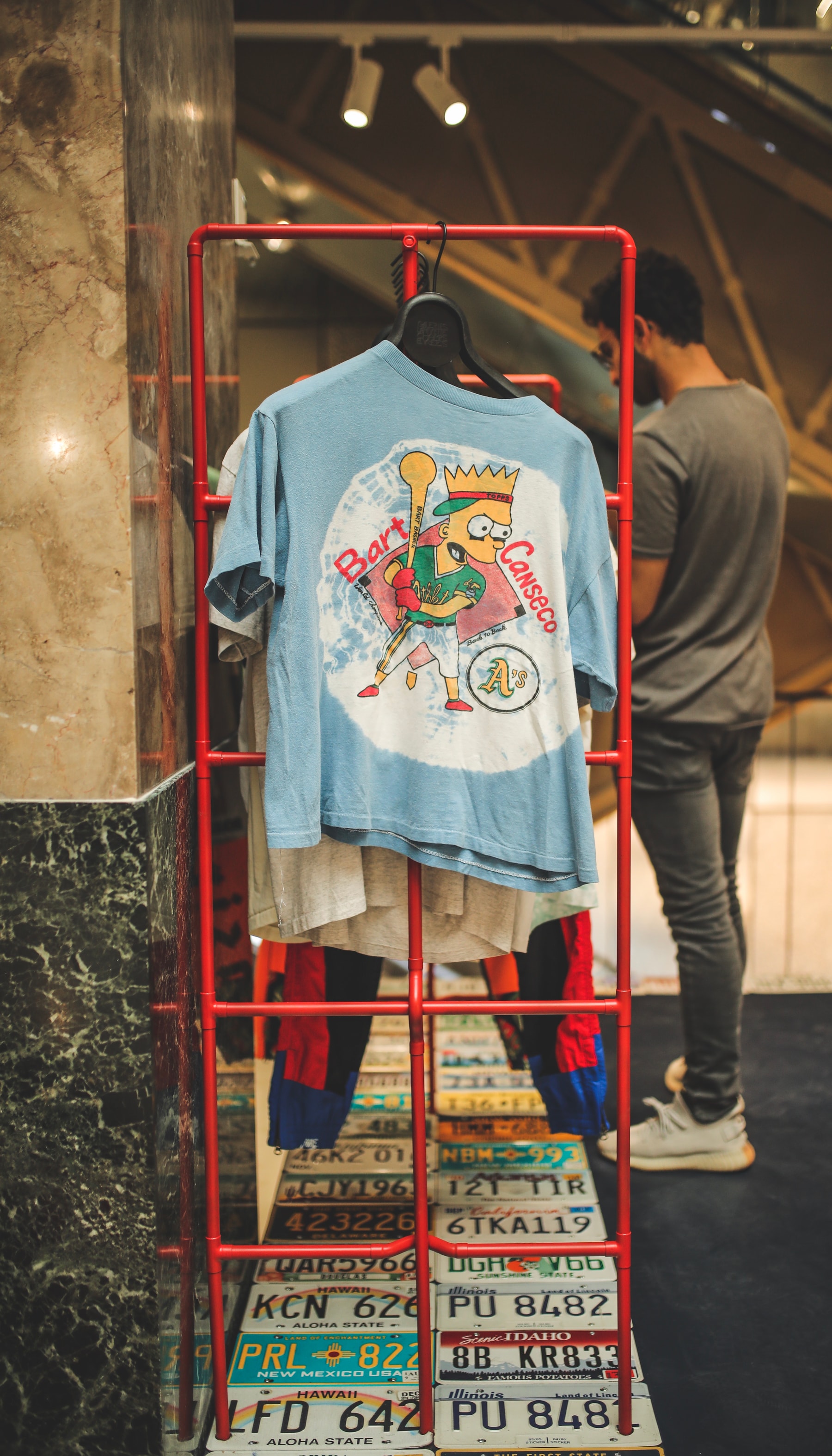 Nike, Supreme, Guess... Sean Wotherspoon et Darren Romanelli recyclent des pièces pour les Galeries Lafayette