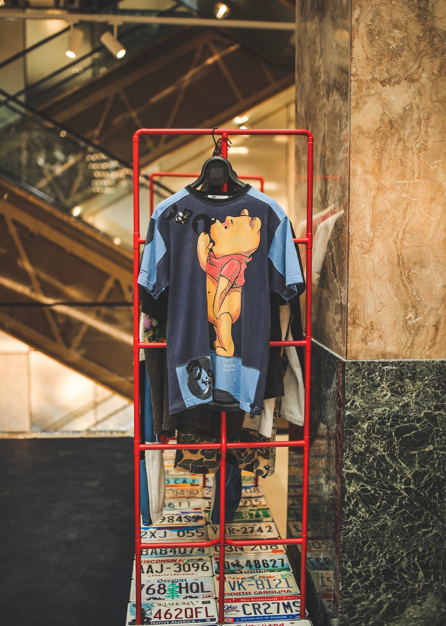 Nike, Supreme, Guess... Sean Wotherspoon et Darren Romanelli recyclent des pièces pour les Galeries Lafayette