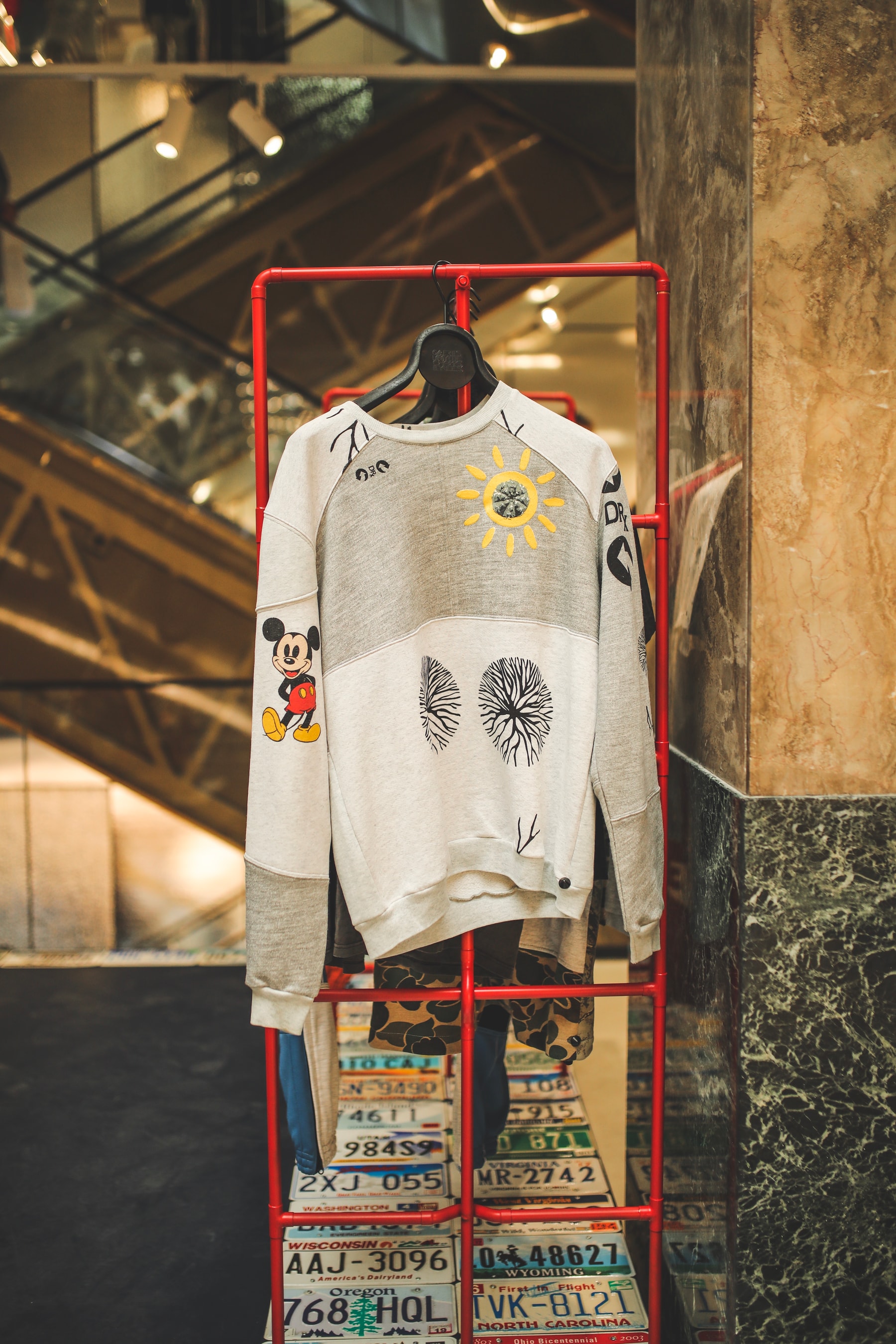 Nike, Supreme, Guess... Sean Wotherspoon et Darren Romanelli recyclent des pièces pour les Galeries Lafayette