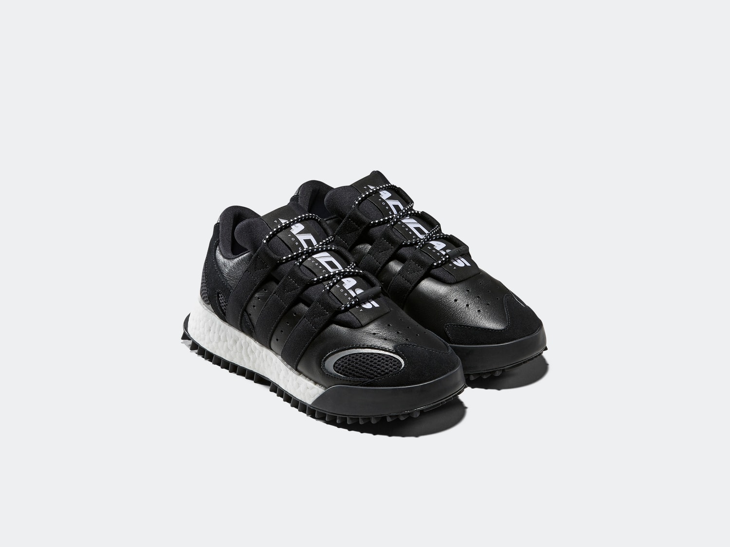 adidas et Alexander Wang dévoilent une collection avec des pièces unisexes et de nouvelles sneakers