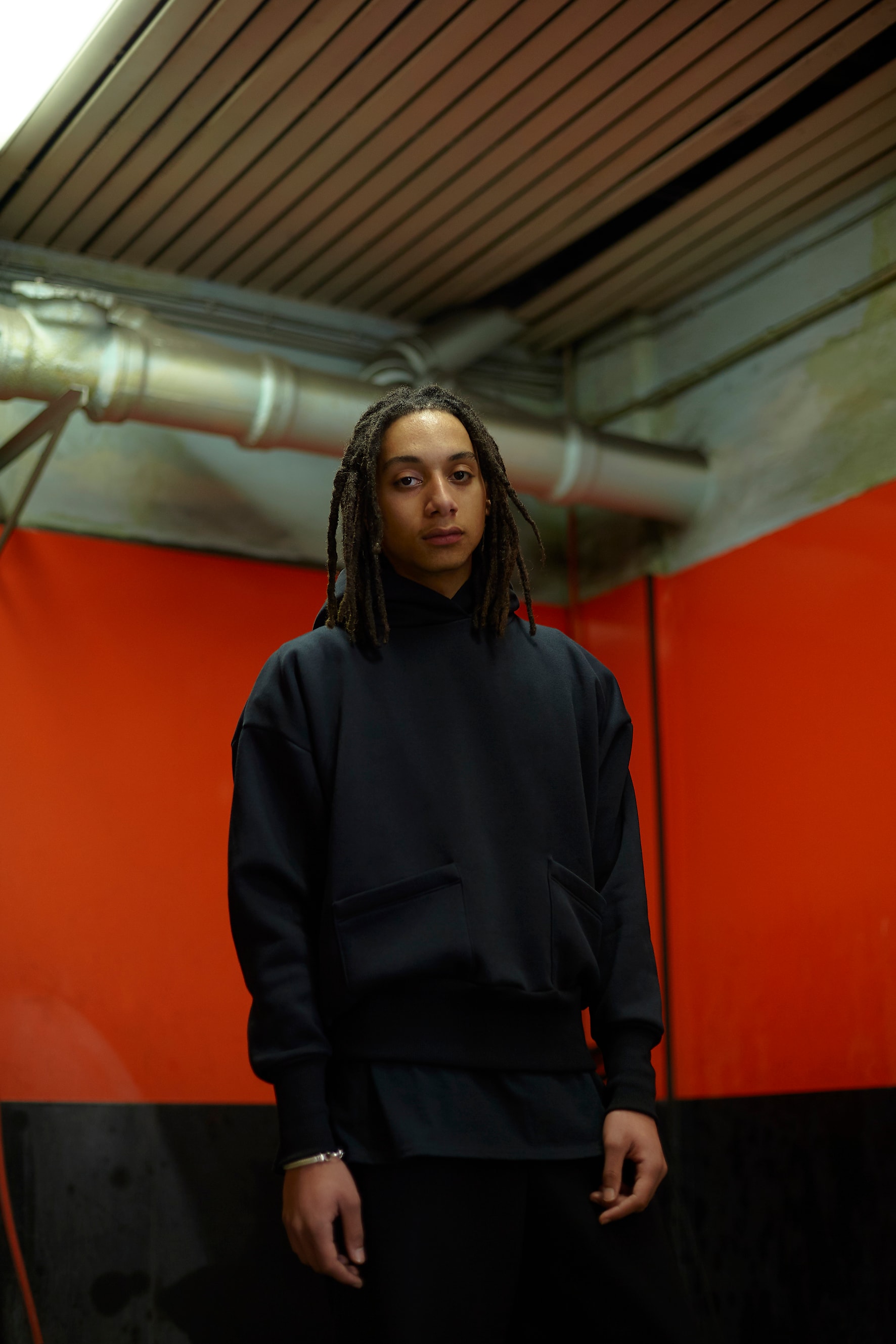 La nouvelle griffe française SILWET dit non aux collections et présente une première silhouette inspirée des skaters de République