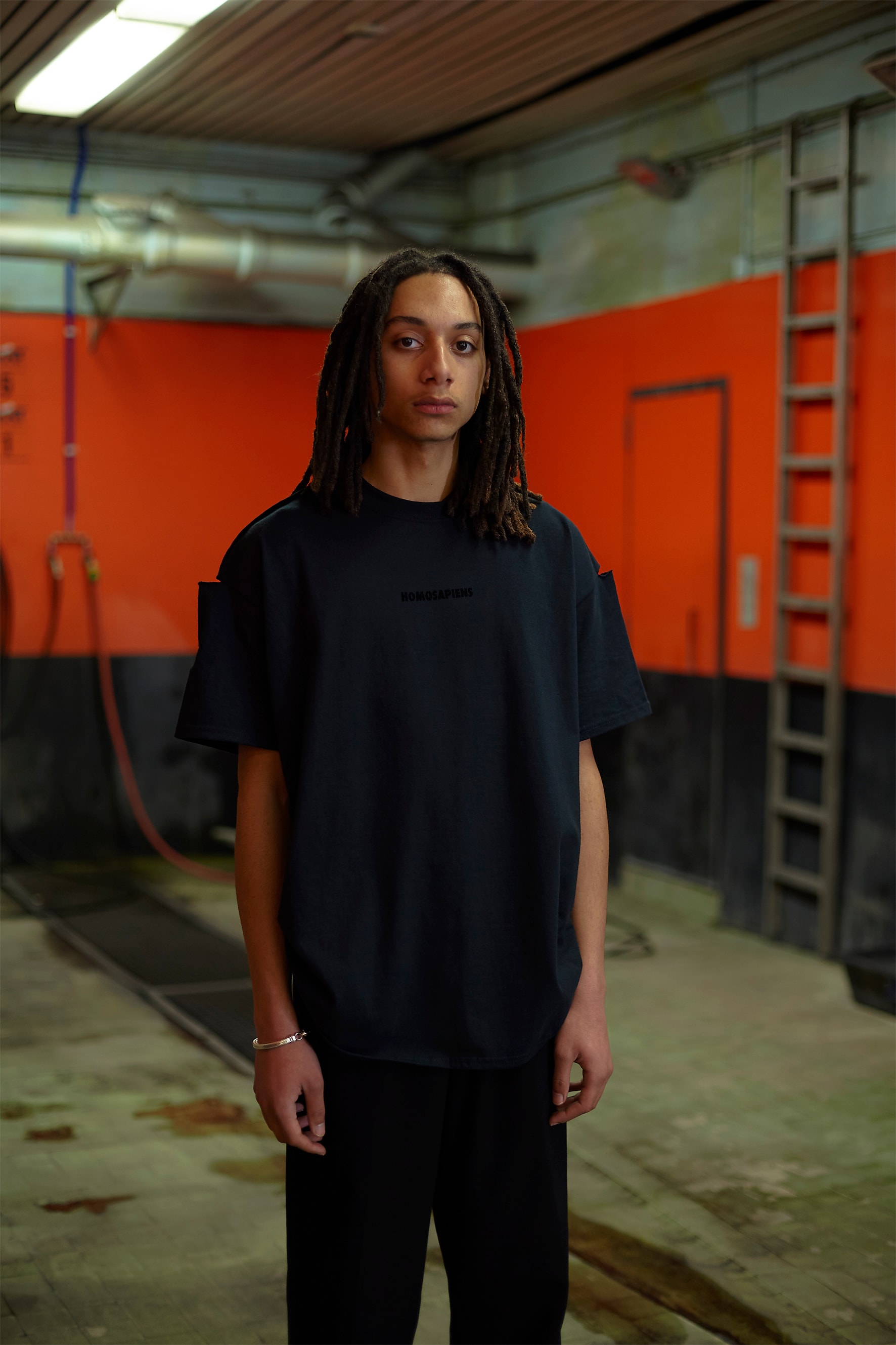 La nouvelle griffe française SILWET dit non aux collections et présente une première silhouette inspirée des skaters de République