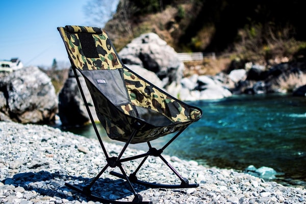 Photo de la collab BAPE x HELINOX