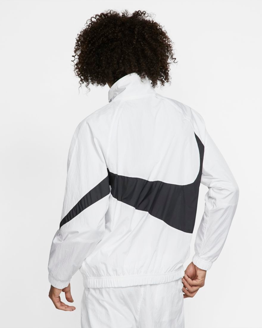 Nike dévoile une veste de survêtement blanche au swoosh oversize noir