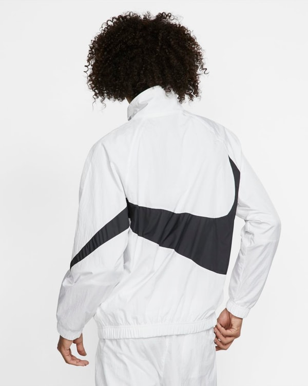 Nike dévoile une veste de survêtement blanche au swoosh oversize noir