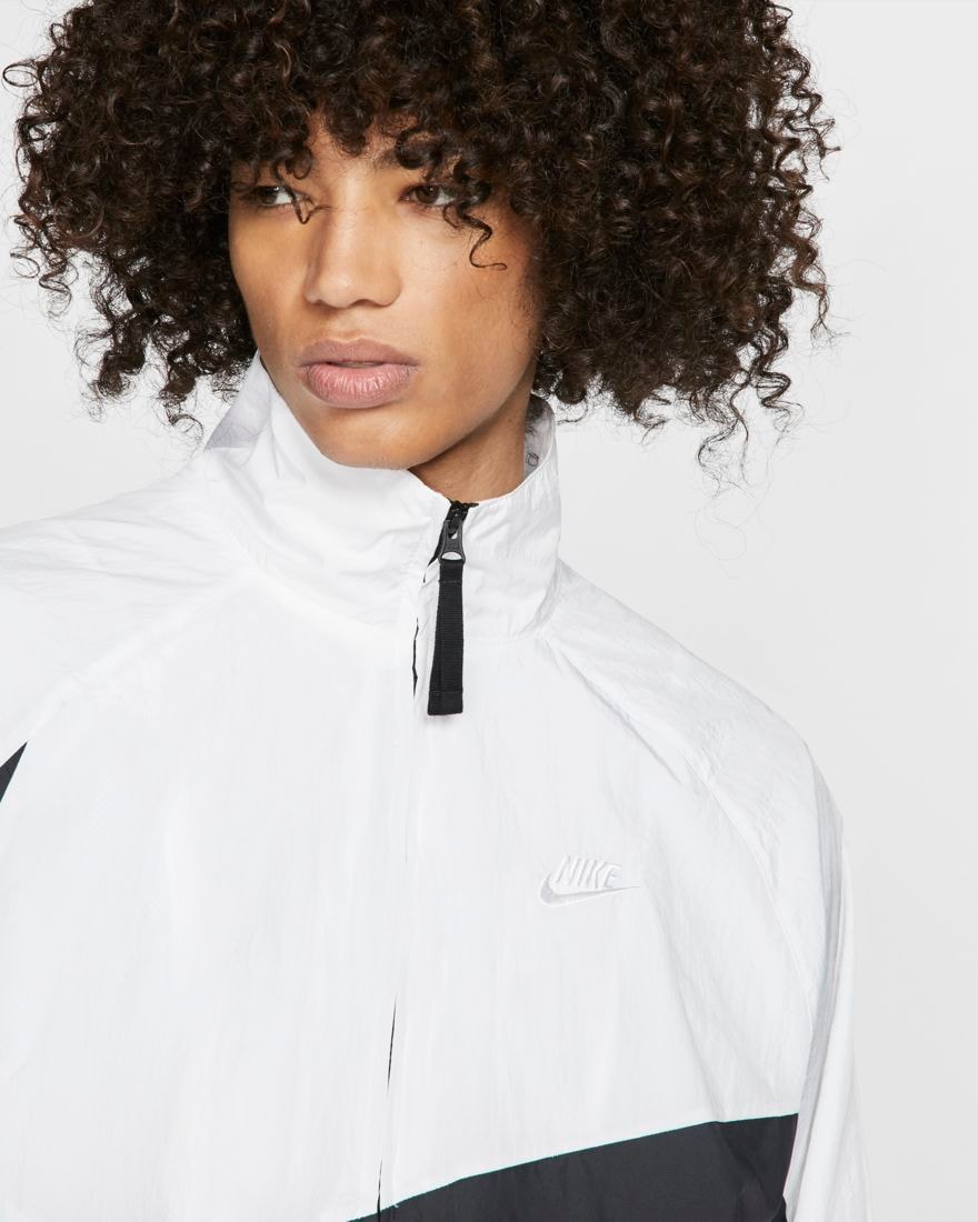 Nike dévoile une veste de survêtement blanche au swoosh oversize noir