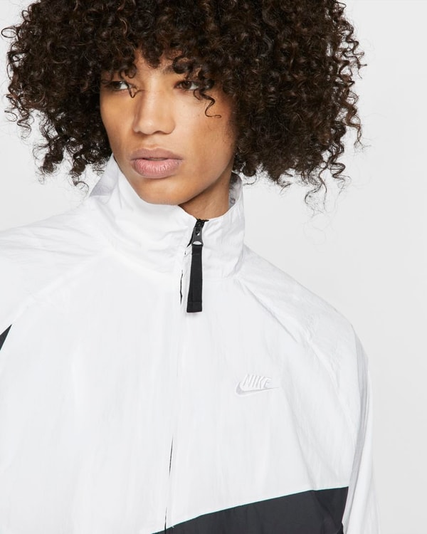 Nike dévoile une veste de survêtement blanche au swoosh oversize noir