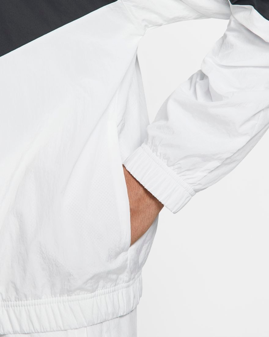 Nike dévoile une veste de survêtement blanche au swoosh oversize noir