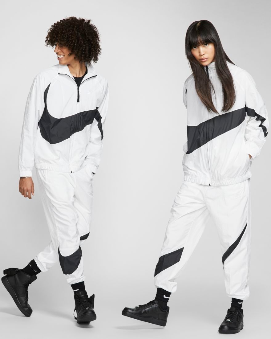 Nike dévoile une veste de survêtement blanche au swoosh oversize noir