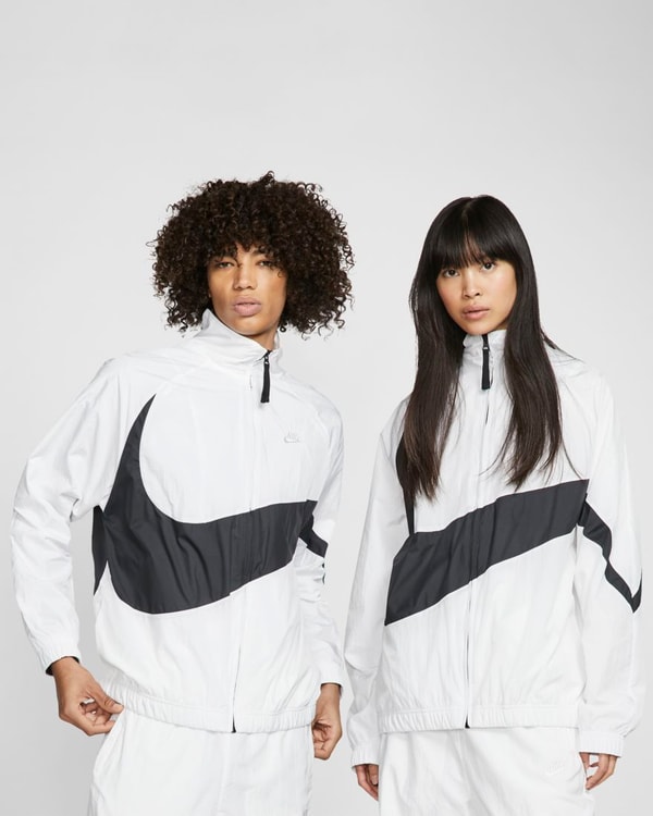 Nike dévoile une veste de survêtement blanche au swoosh oversize noir