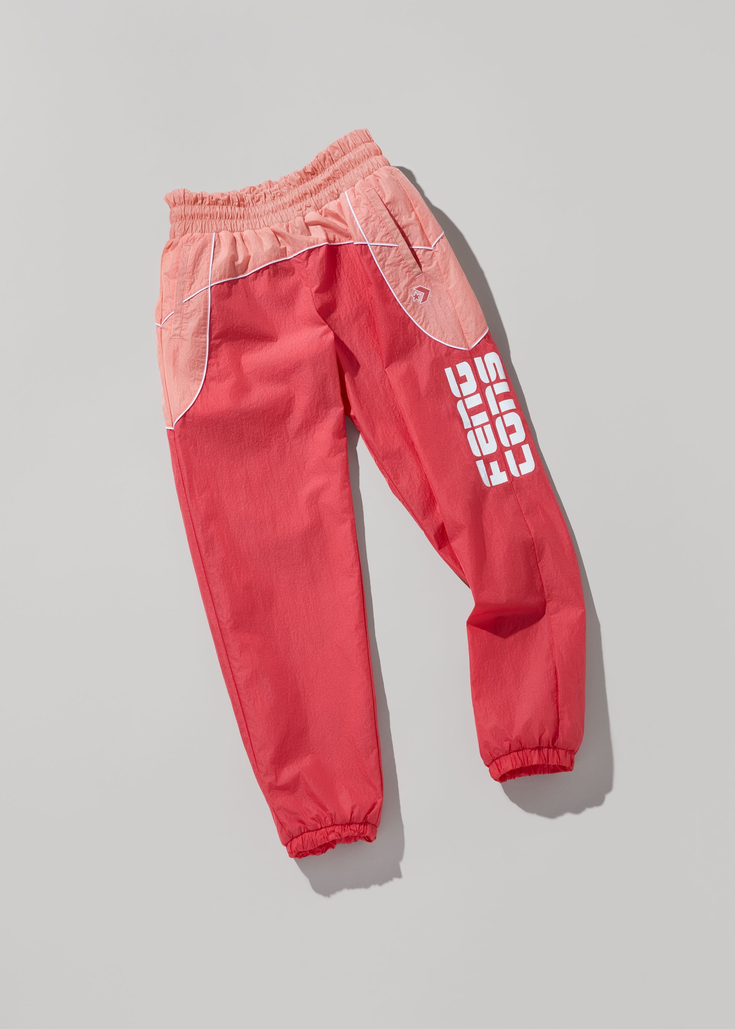 Photo de la collab KOCHÉ x Converse