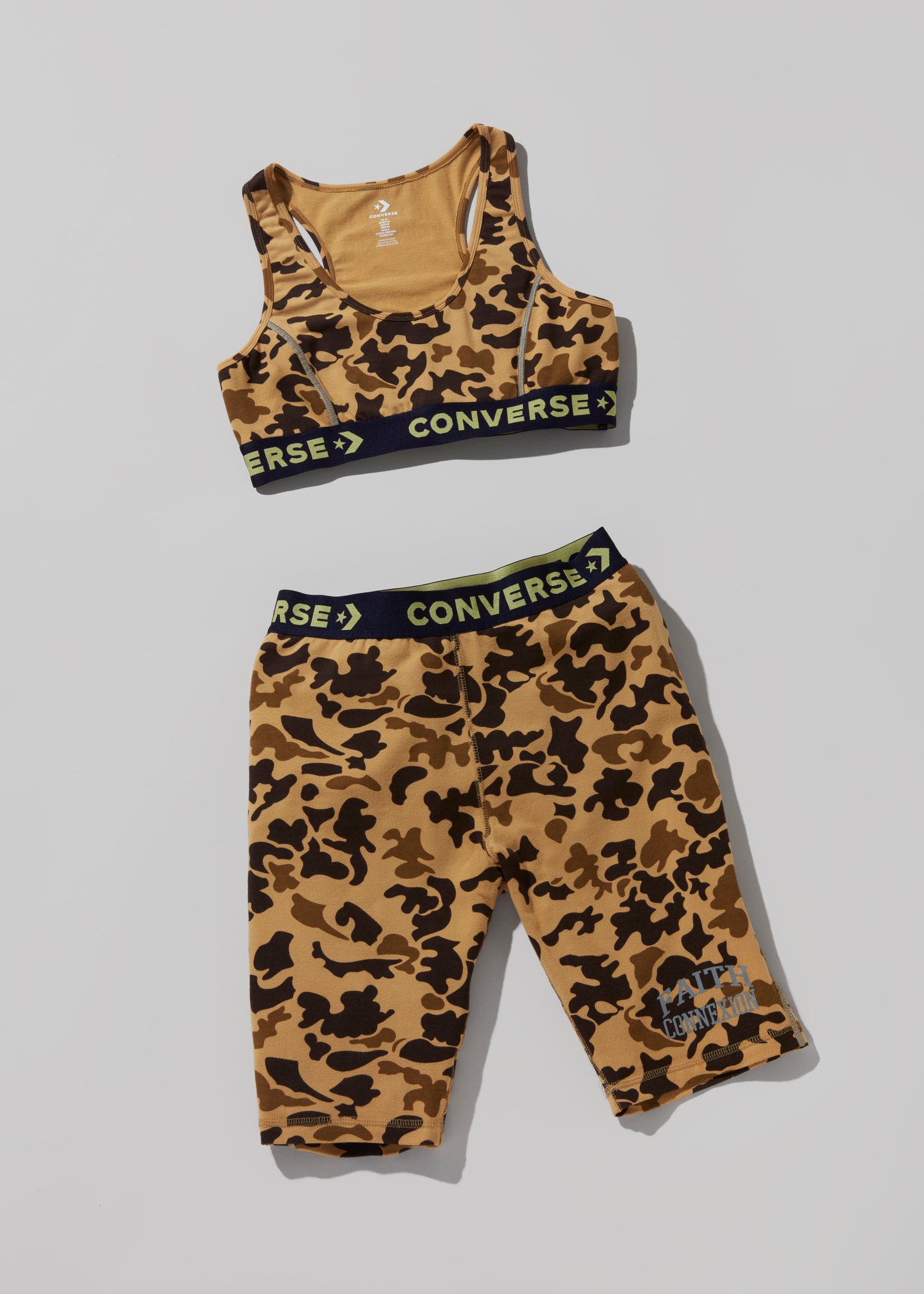 Photo de la collab KOCHÉ x Converse