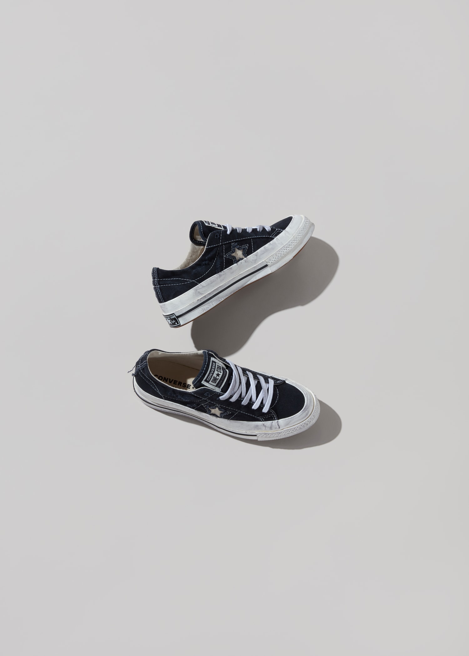 Photo de la collab KOCHÉ x Converse