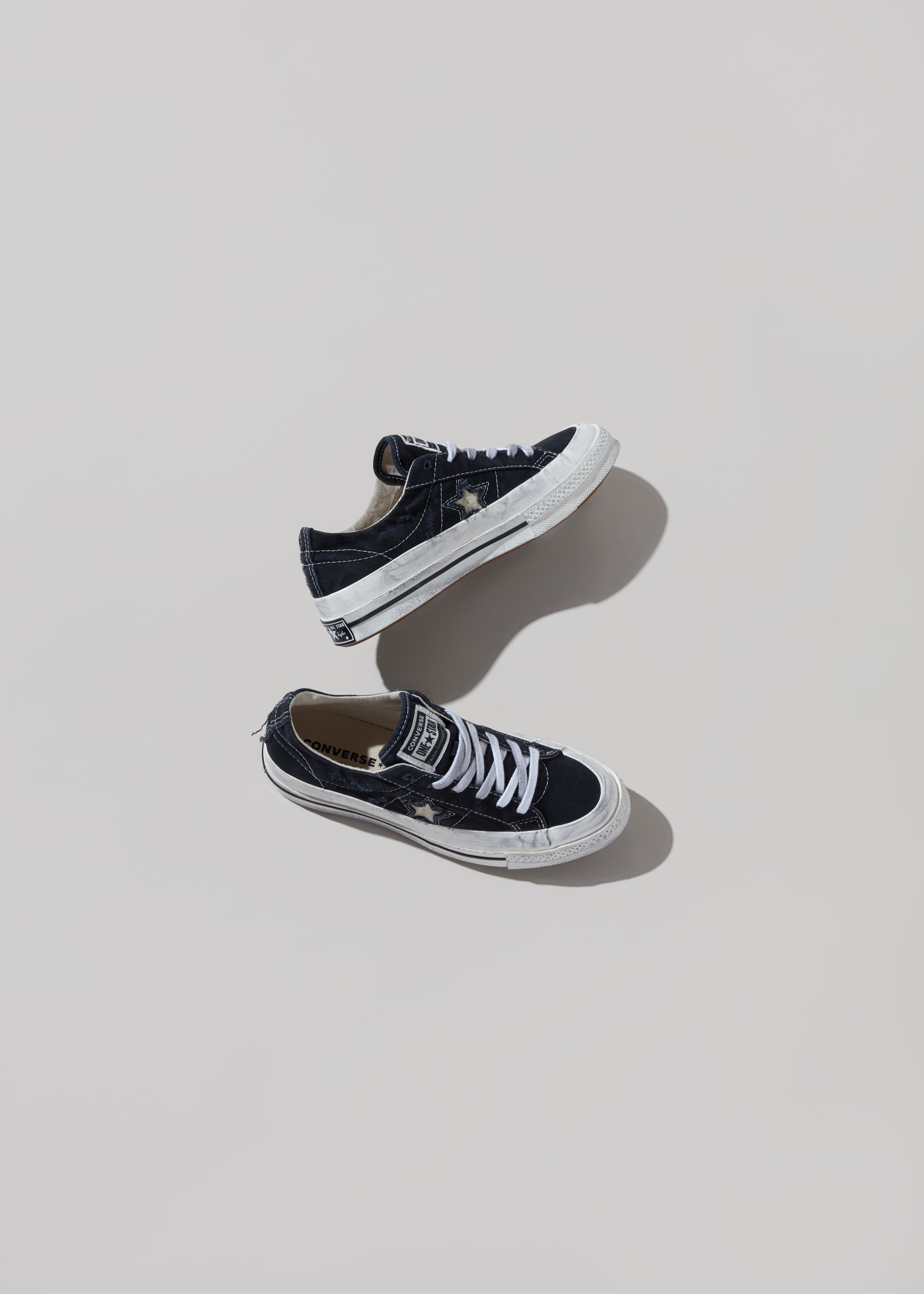 Photo de la collab KOCHÉ x Converse