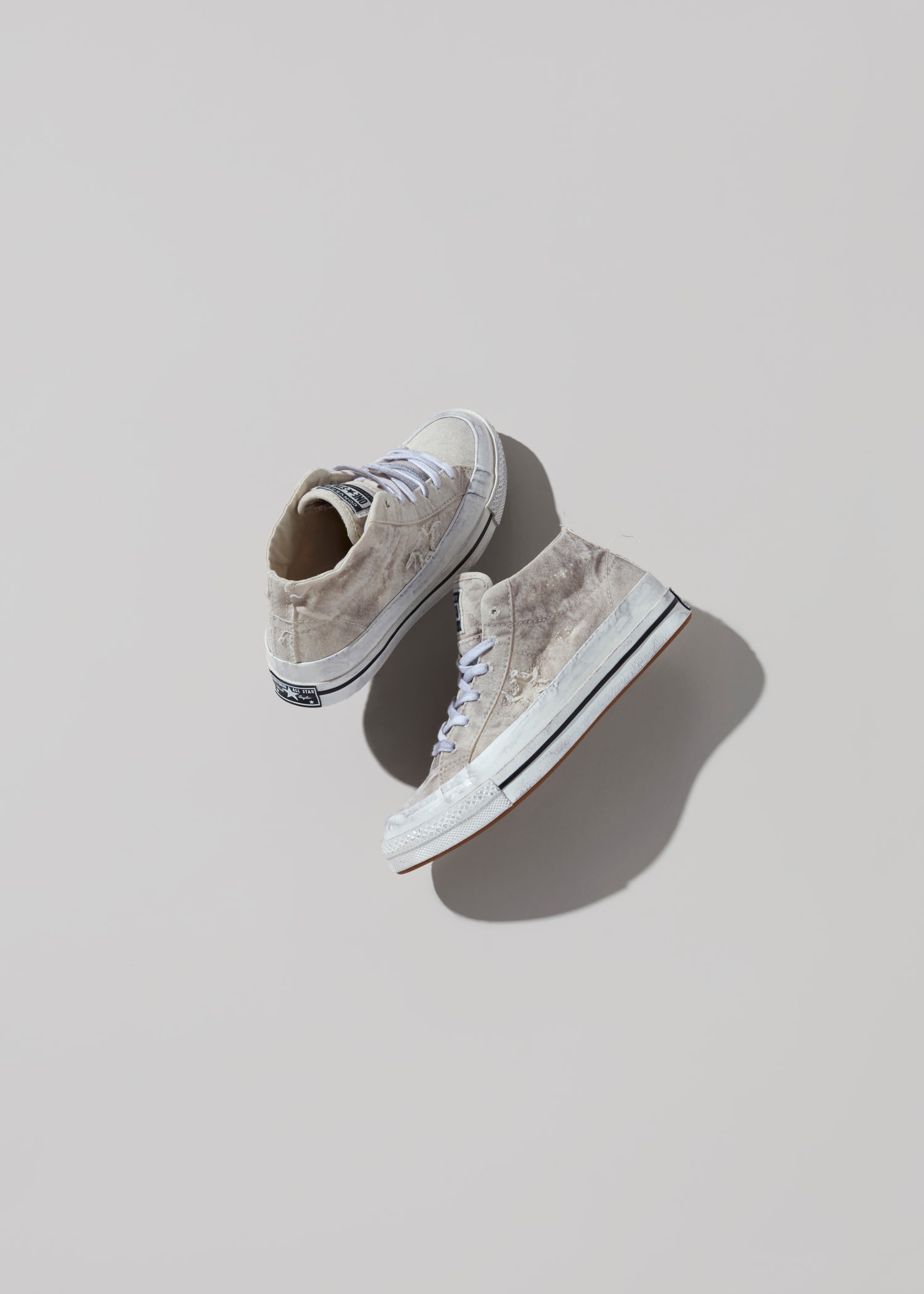 Photo de la collab KOCHÉ x Converse