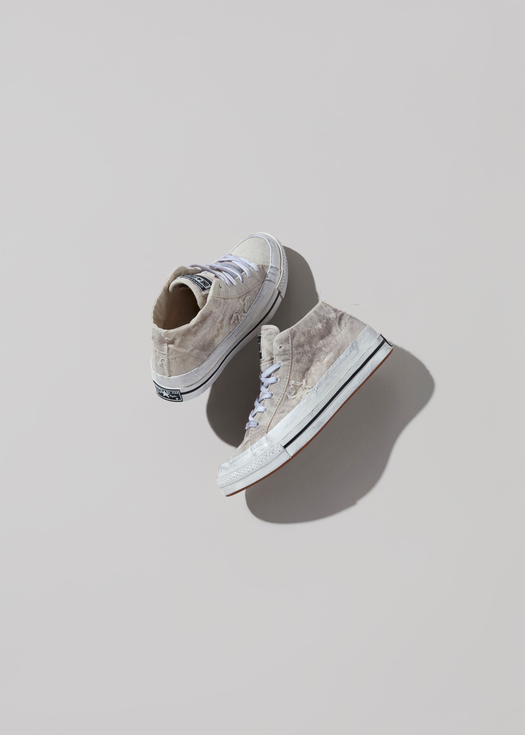 Photo de la collab KOCHÉ x Converse