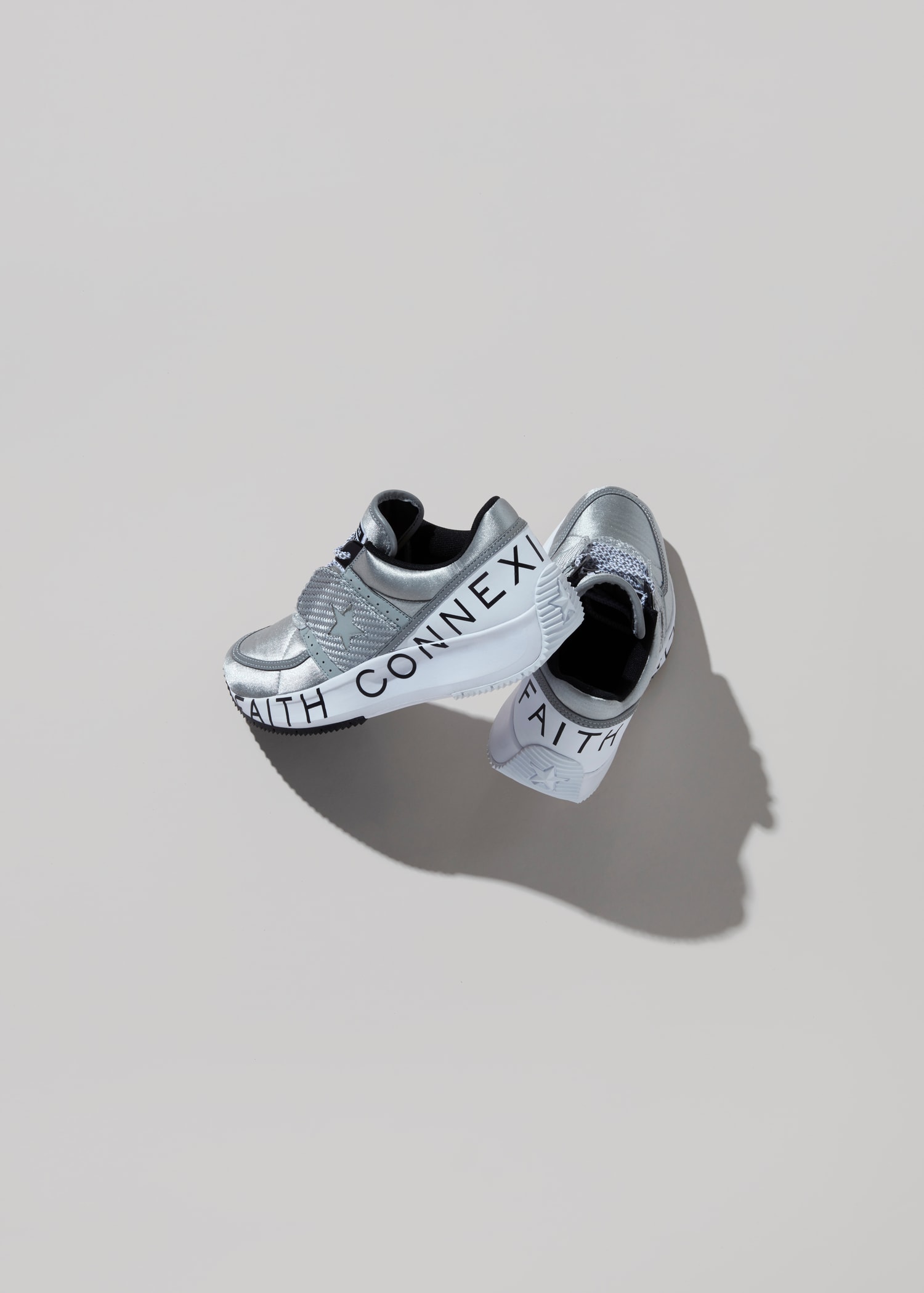 Photo de la collab KOCHÉ x Converse