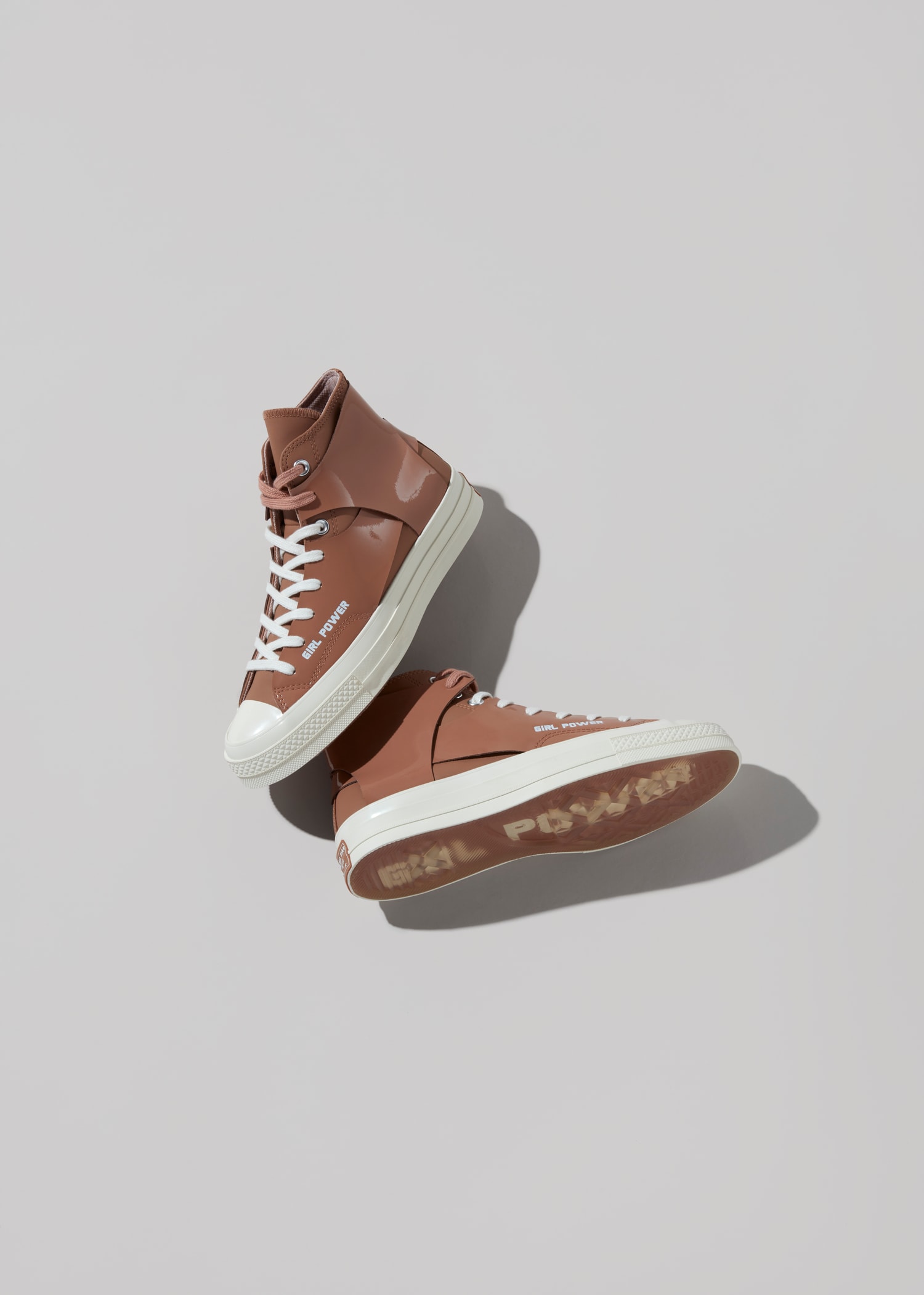 Photo de la collab KOCHÉ x Converse