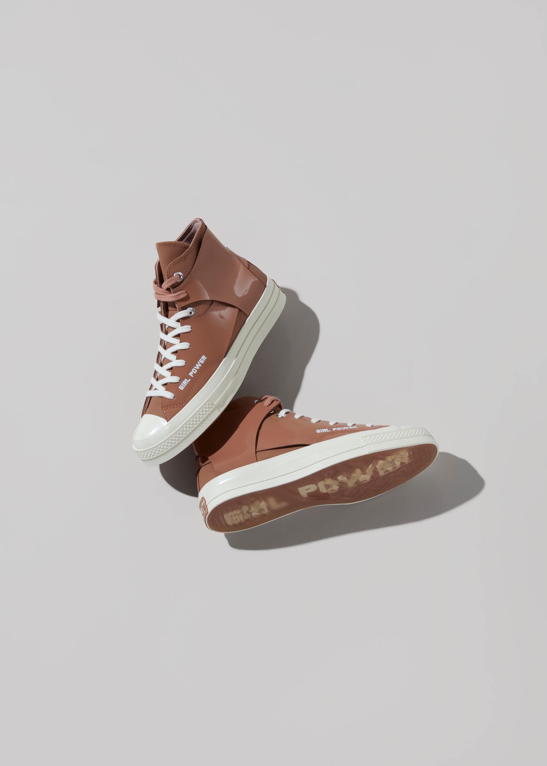 Photo de la collab KOCHÉ x Converse