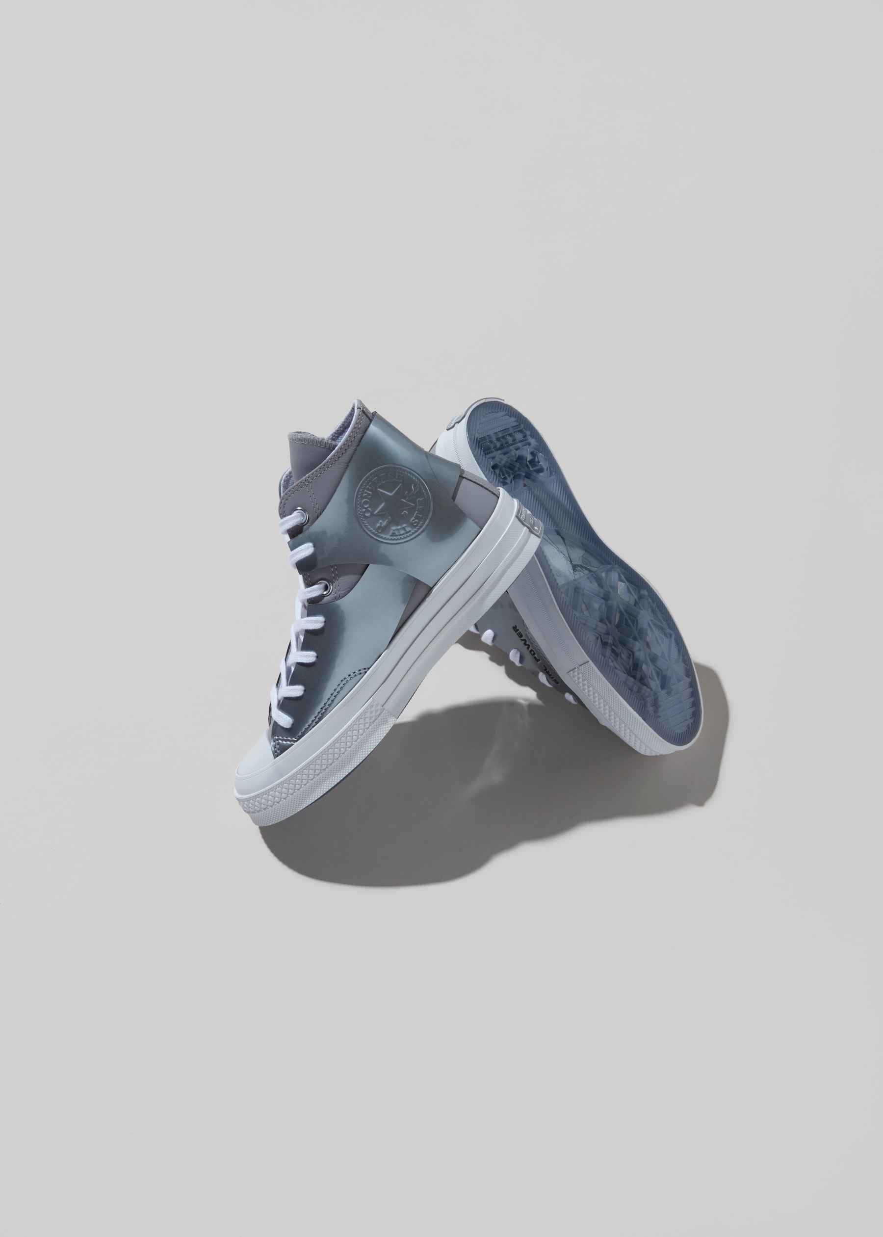 Photo de la collab KOCHÉ x Converse