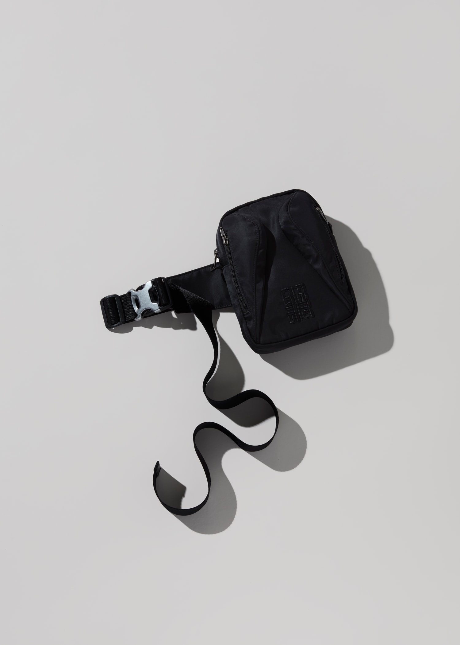 Photo de la collab KOCHÉ x Converse