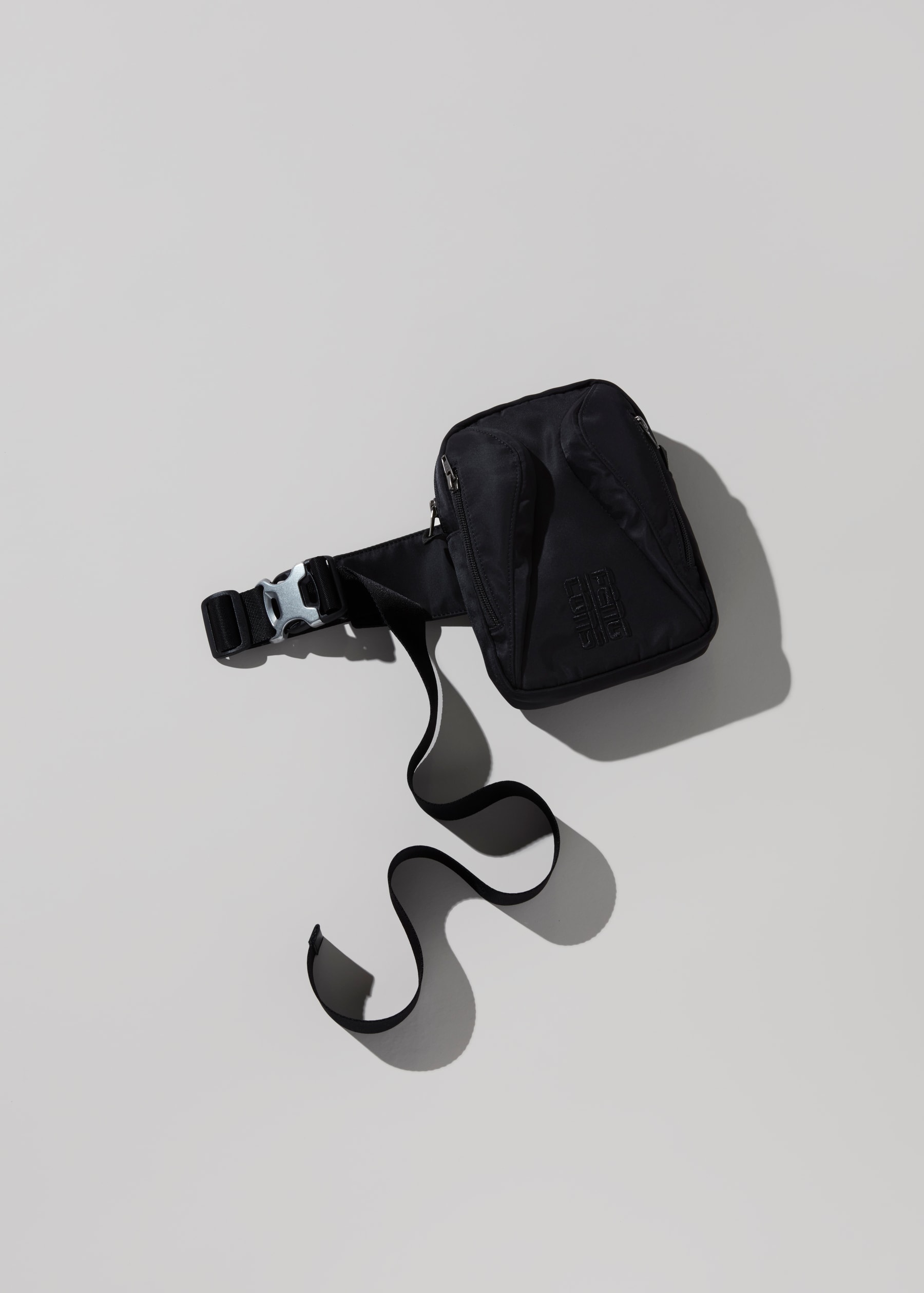 Photo de la collab KOCHÉ x Converse