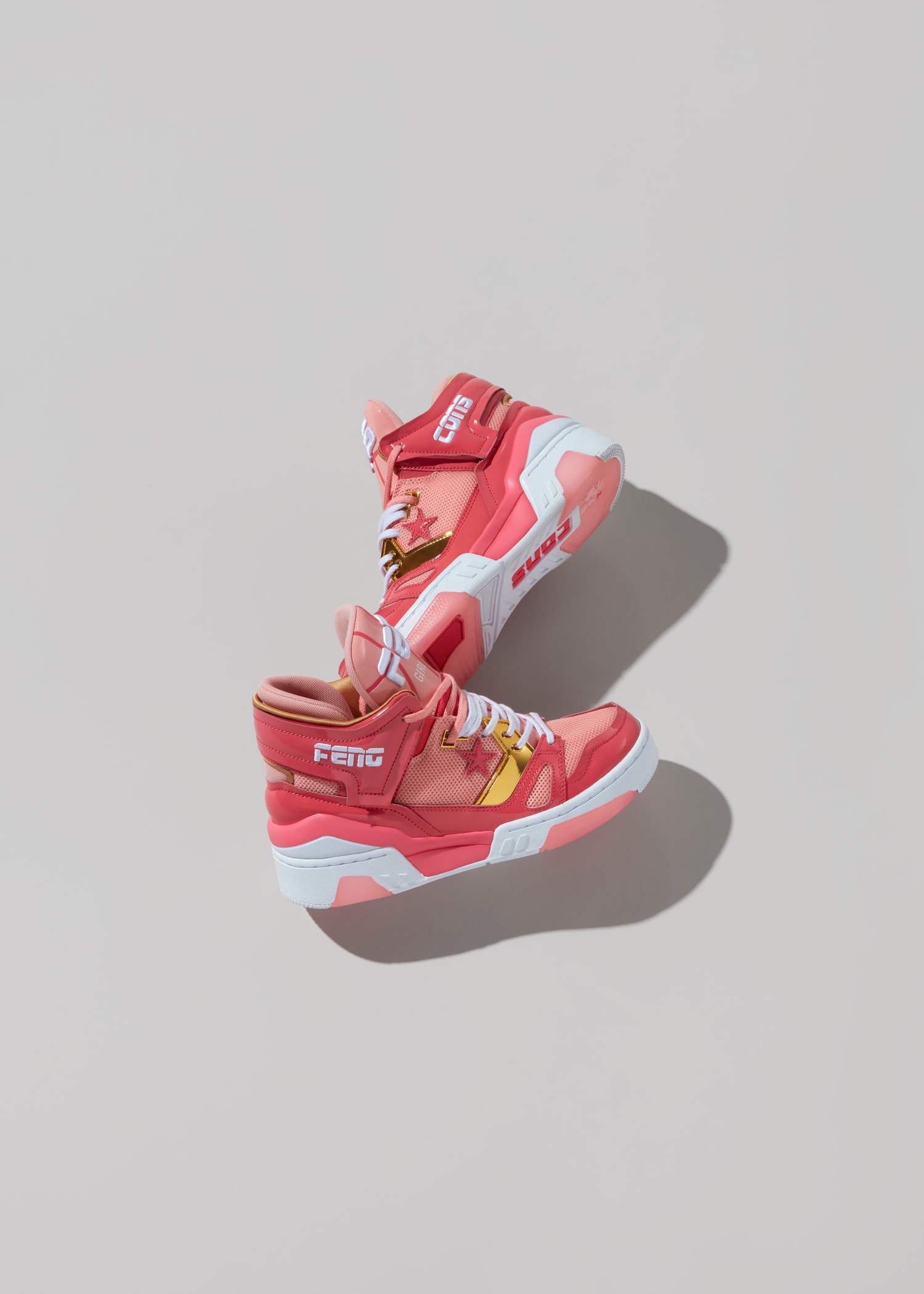 Photo de la collab KOCHÉ x Converse
