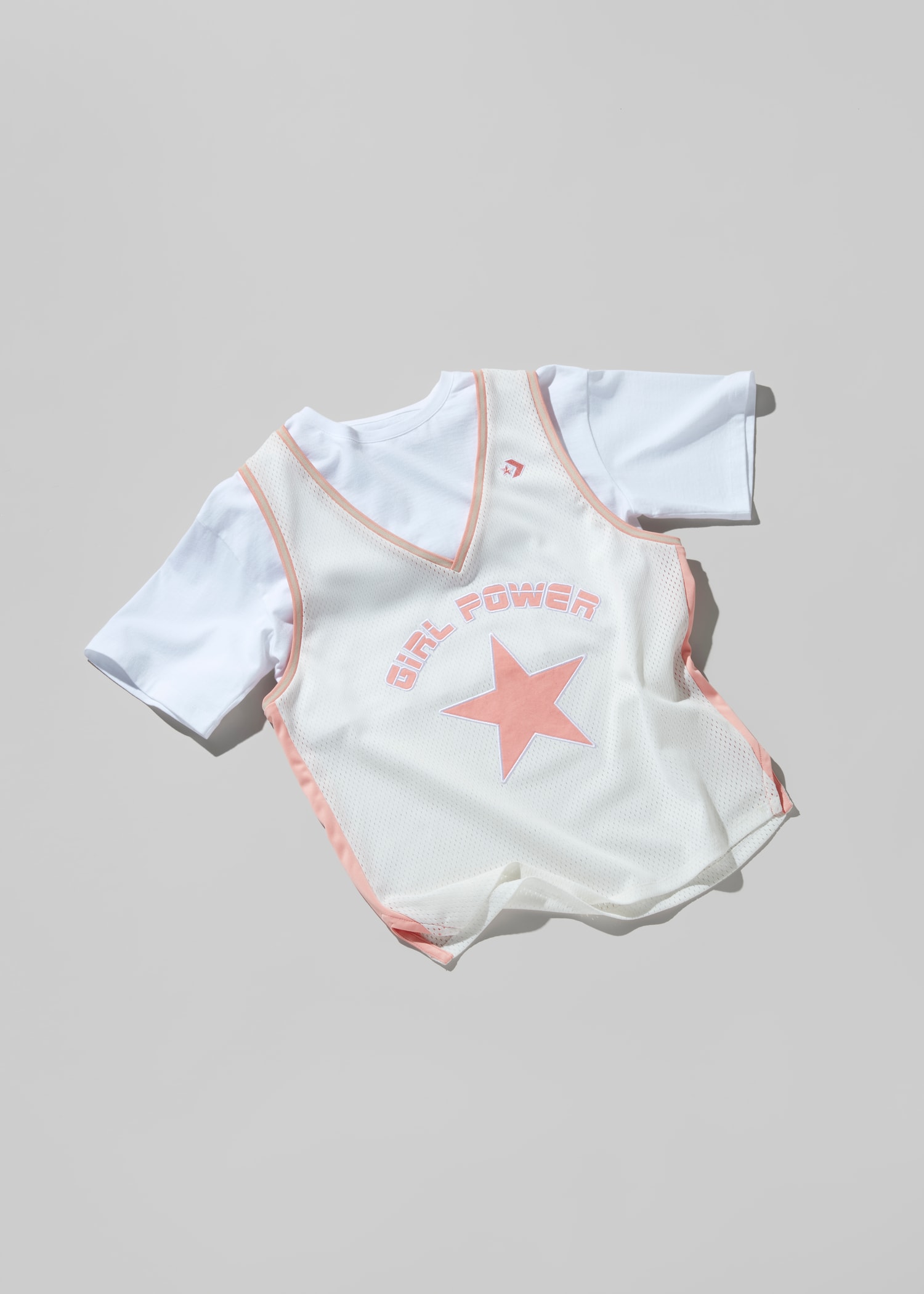 Photo de la collab KOCHÉ x Converse