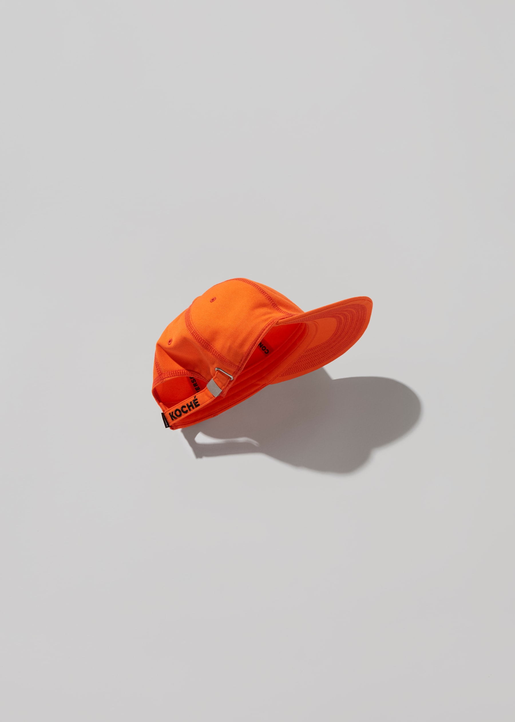 Photo de la collab KOCHÉ x Converse