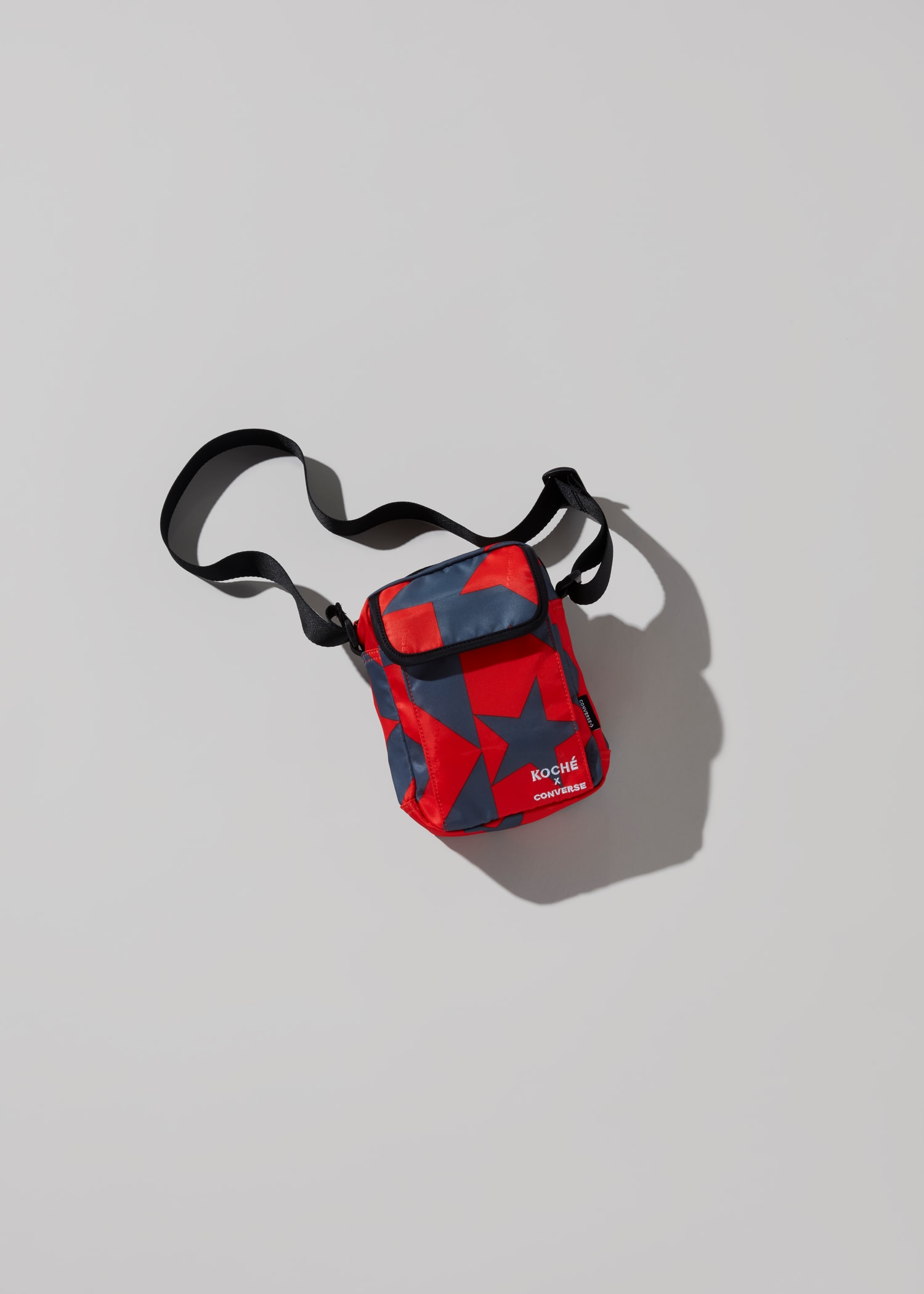 Photo de la collab KOCHÉ x Converse