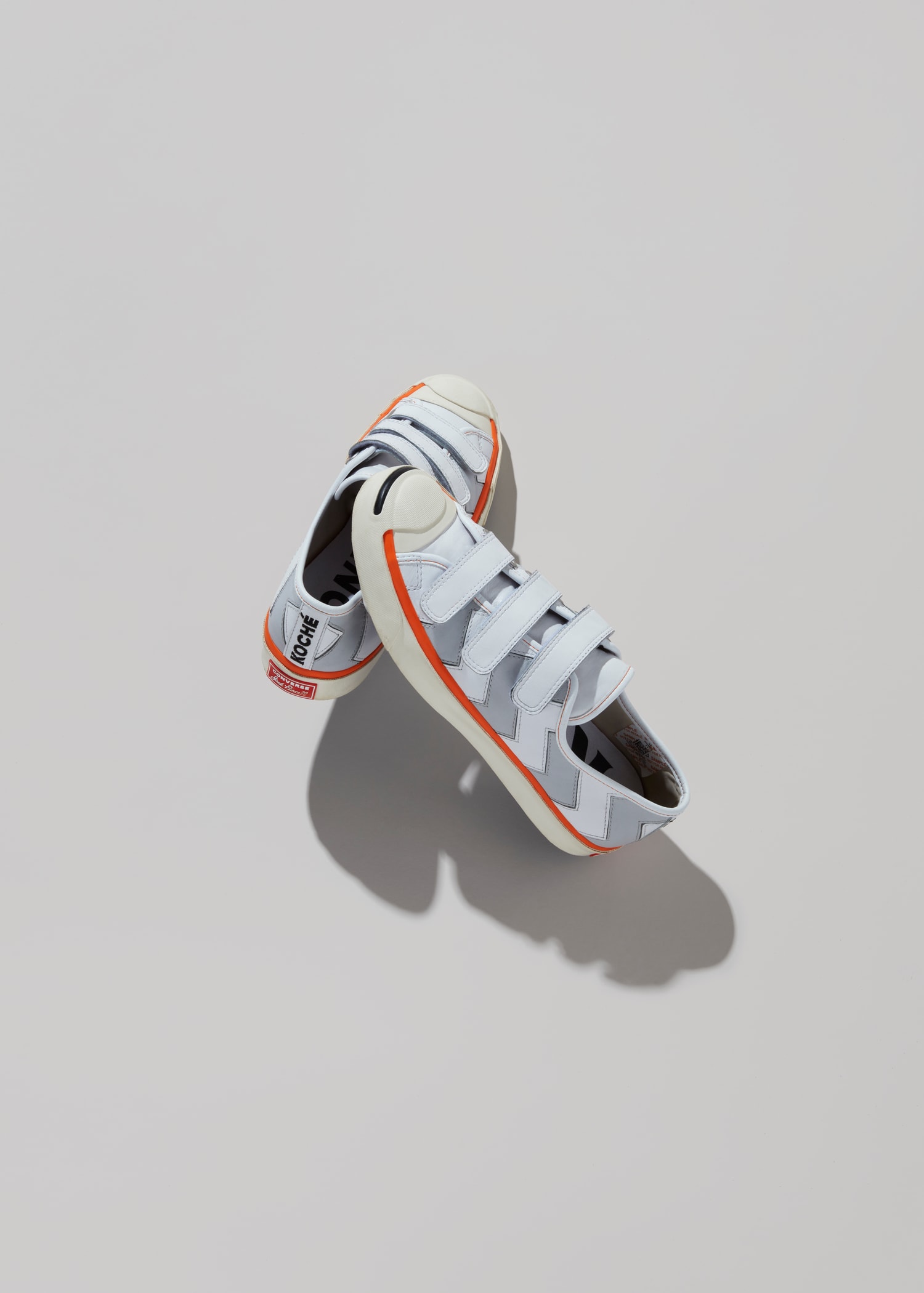 Photo de la collab KOCHÉ x Converse