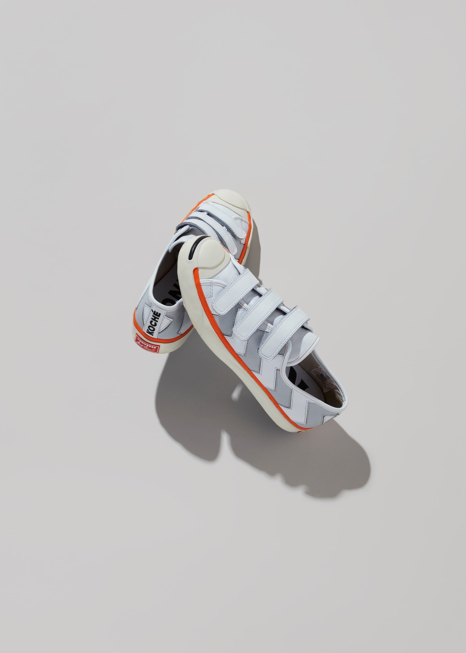 Photo de la collab KOCHÉ x Converse