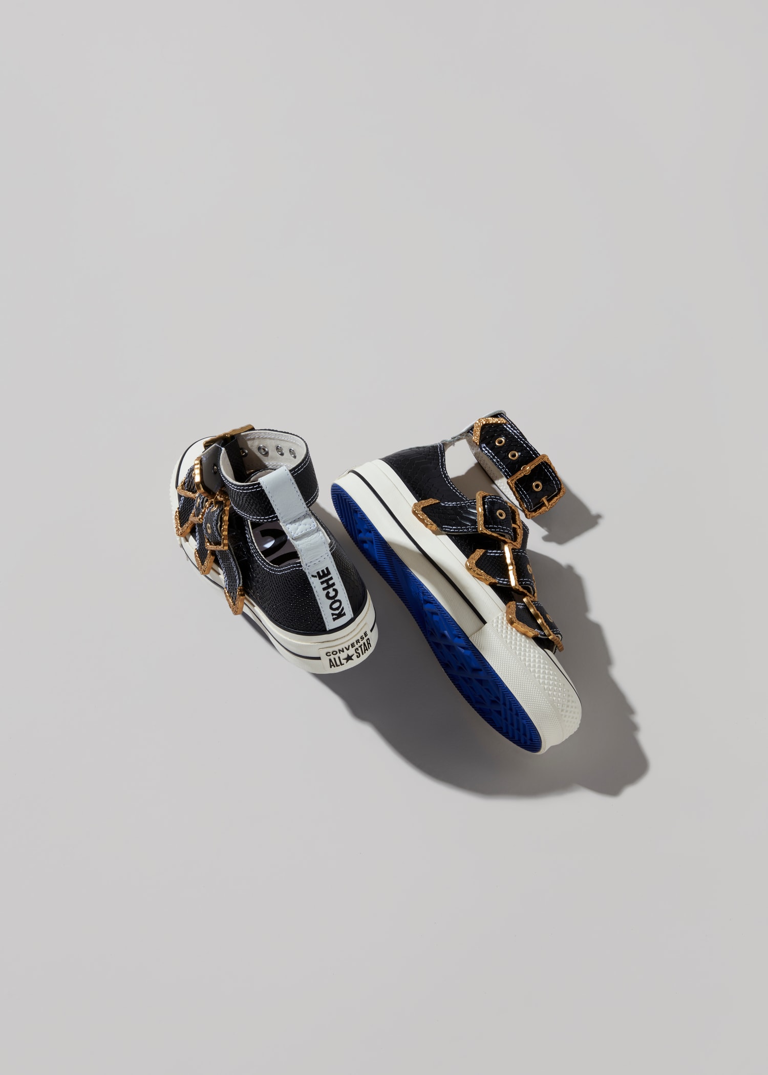 Photo de la collab KOCHÉ x Converse