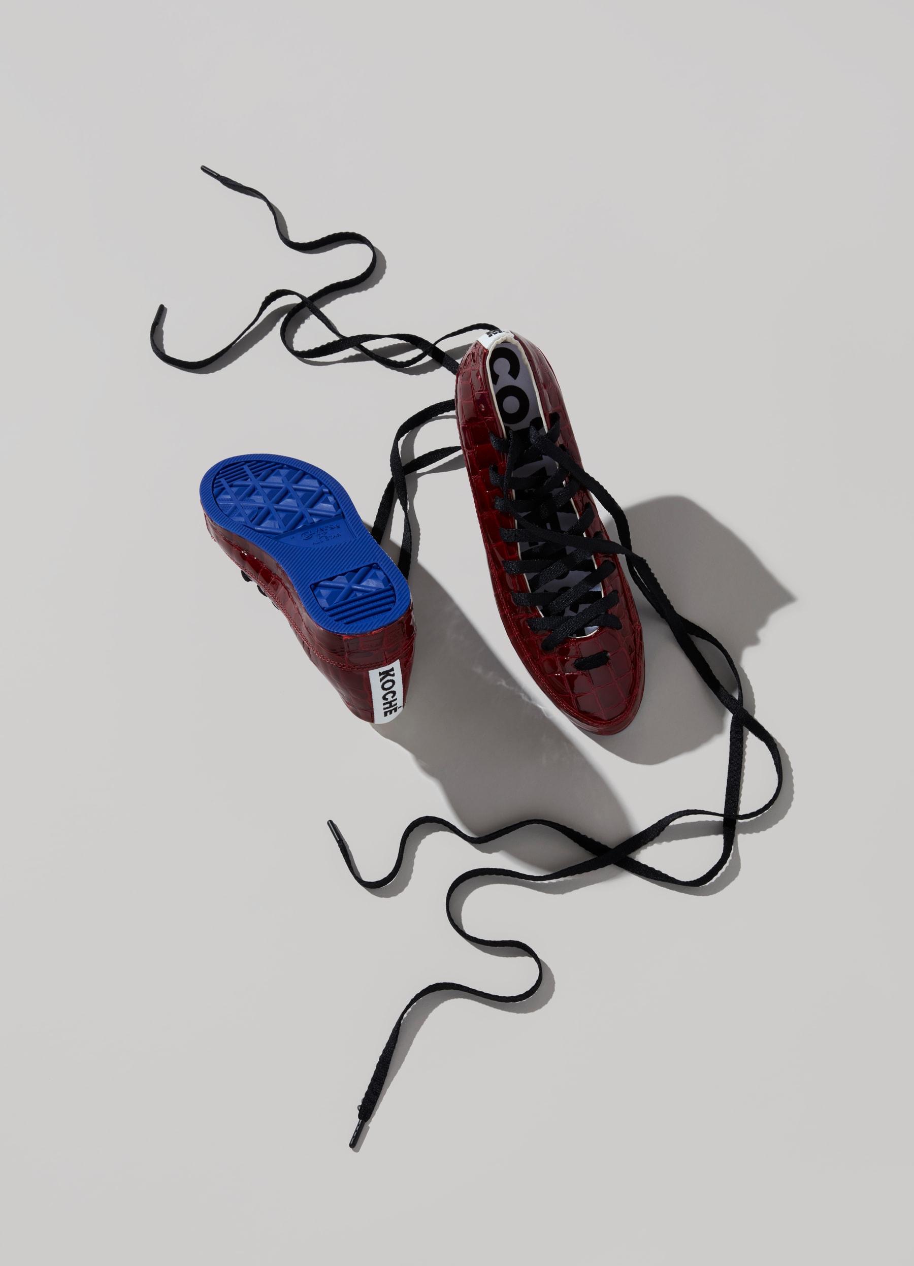 Photo de la collab KOCHÉ x Converse
