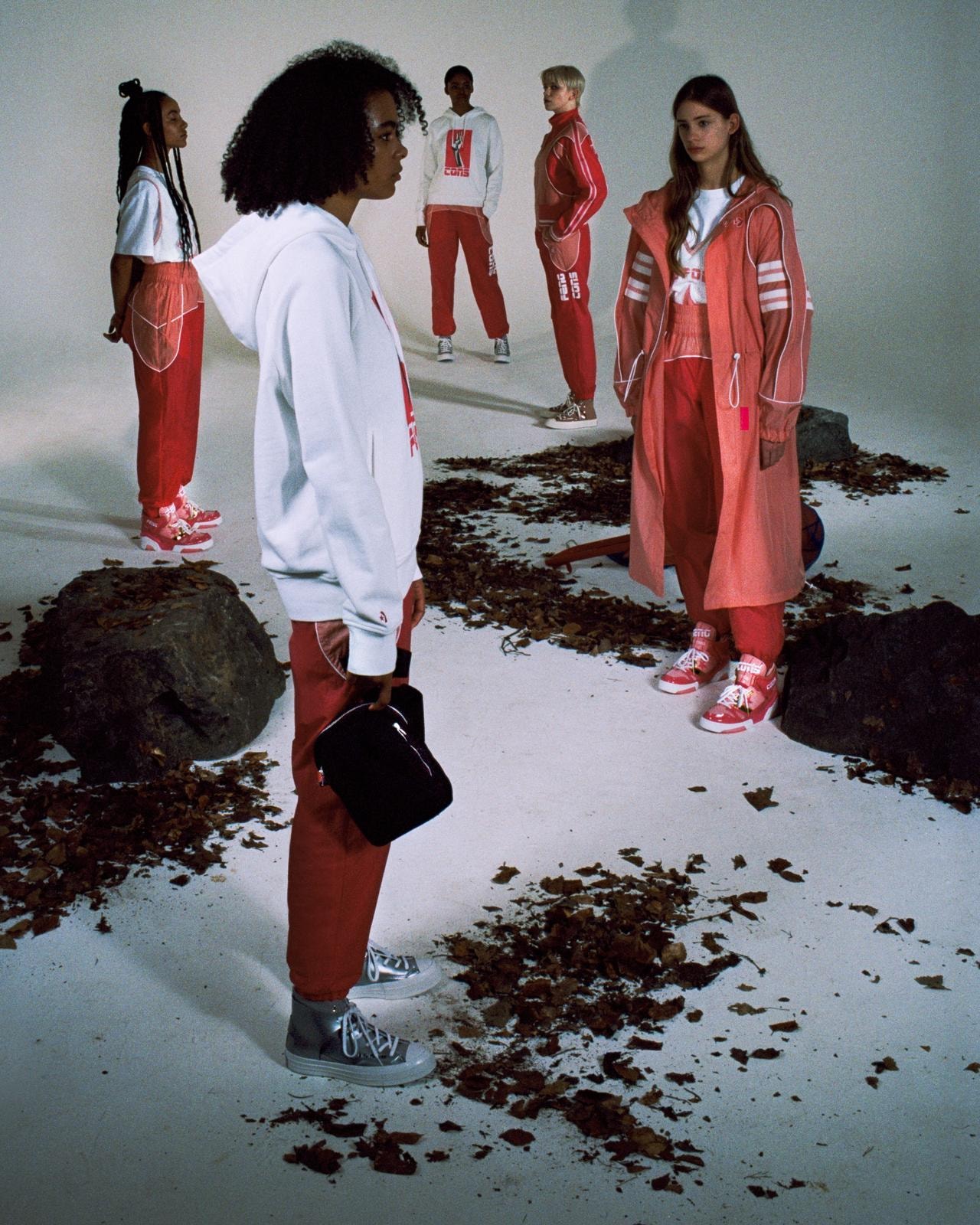 Photo de la collab KOCHÉ x Converse