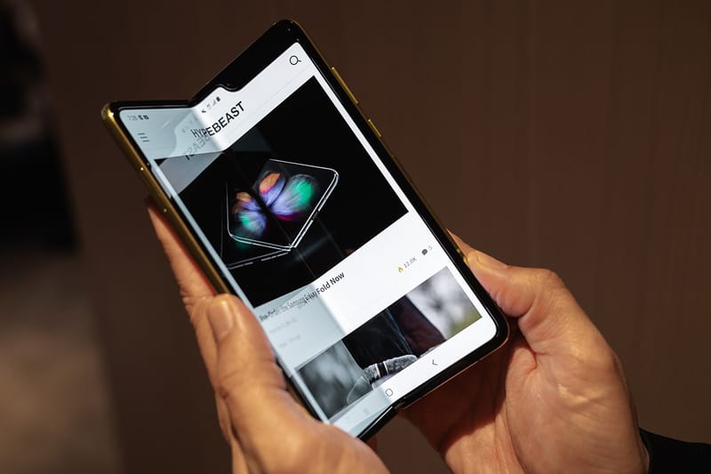 Gros plan sur le smartphone pliable de Samsung, le Galaxy Fold